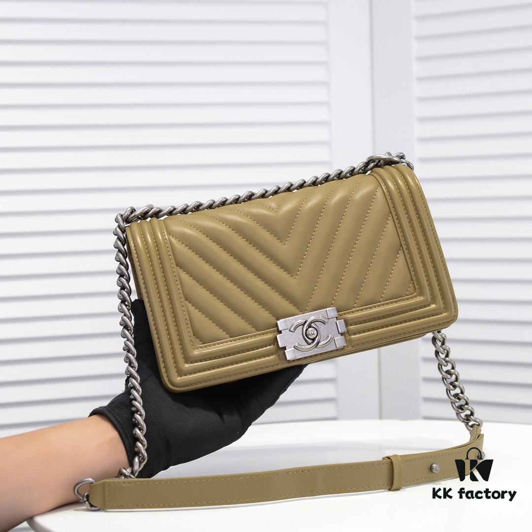 Chanel Genuine Lambskin Bag with Original Hardware - Full Sheepskin, Thickened Electroplated Metal Accessories, Premium Craftsmanship, Soft and Resilient Base, No Marks When Pinched, High-End Quality, Fits Seamlessly in Display Cases, Size 25*15*8cm, Model: 67086V