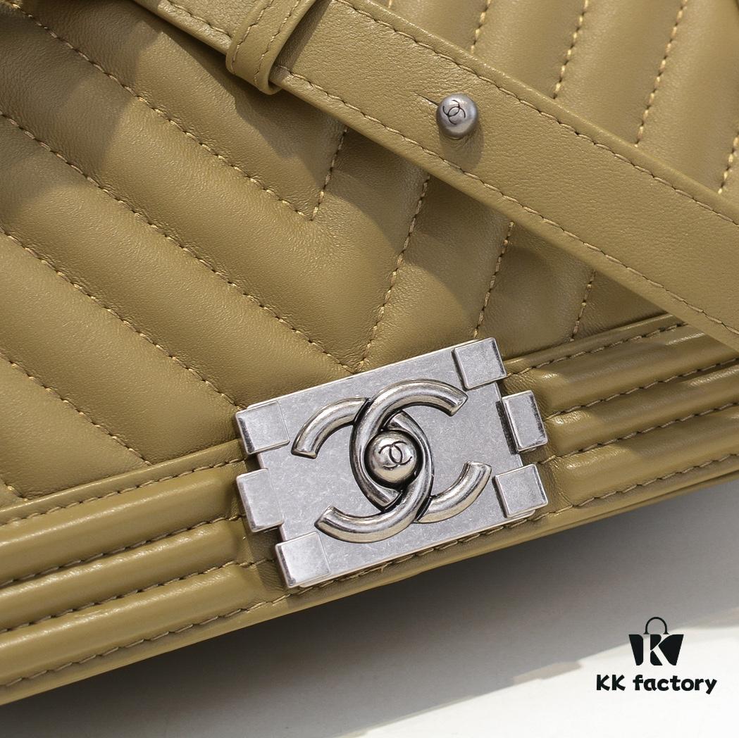 Chanel Genuine Lambskin Bag with Original Hardware - Full Sheepskin, Thickened Electroplated Metal Accessories, Premium Craftsmanship, Soft and Resilient Base, No Marks When Pinched, High-End Quality, Fits Seamlessly in Display Cases, Size 25*15*8cm, Model: 67086V