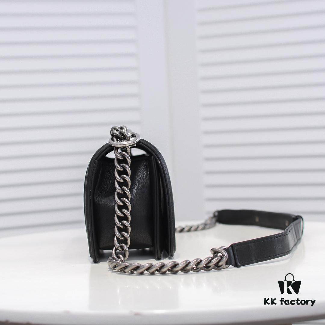 Chanel Crown Lambskin Handbag with Original Hardware - Full Sheepskin with Thickened Electroplated Metal Fittings