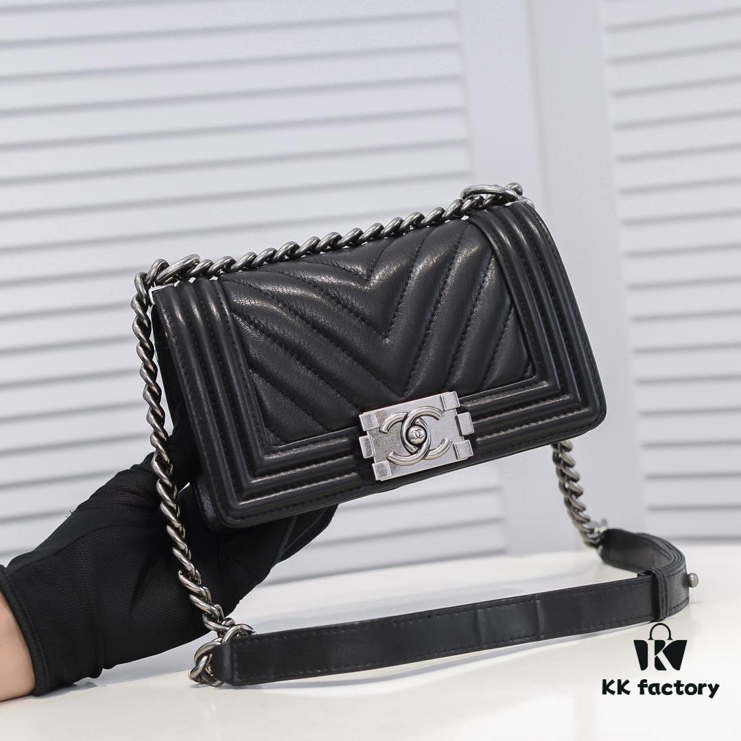 Chanel Crown Lambskin Handbag with Original Hardware - Full Sheepskin with Thickened Electroplated Metal Fittings