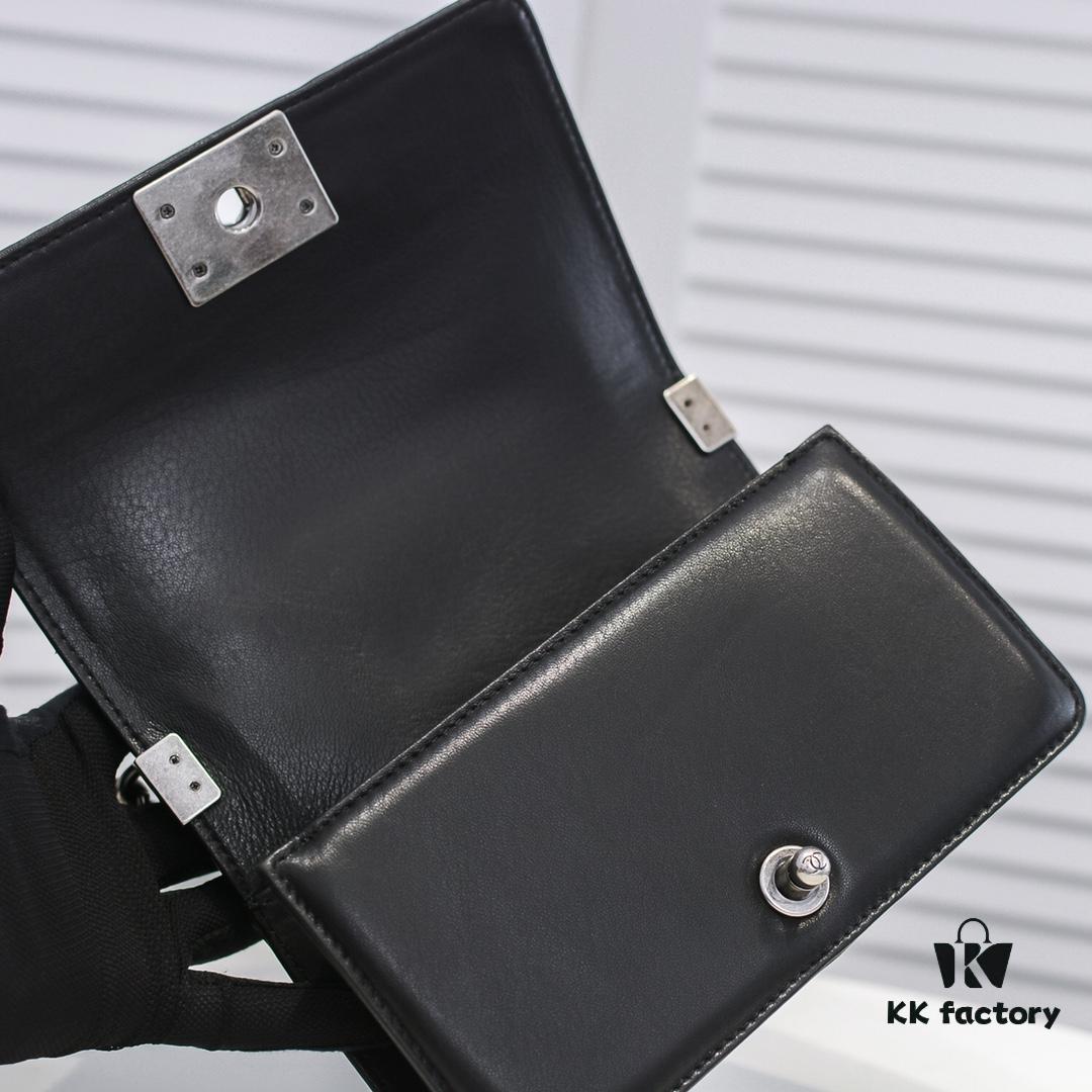 Chanel Crown Lambskin Handbag with Original Hardware - Full Sheepskin with Thickened Electroplated Metal Fittings