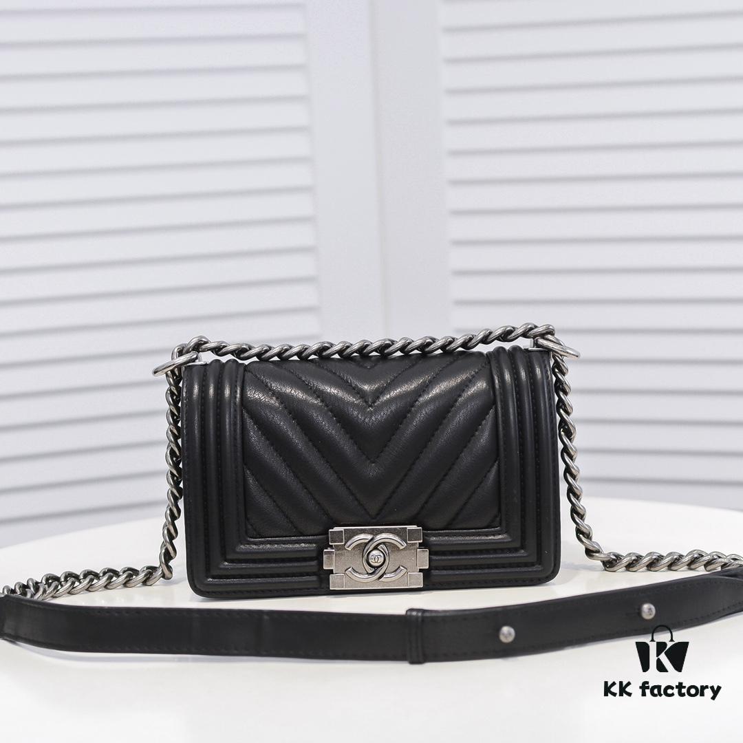 Chanel Crown Lambskin Handbag with Original Hardware - Full Sheepskin with Thickened Electroplated Metal Fittings