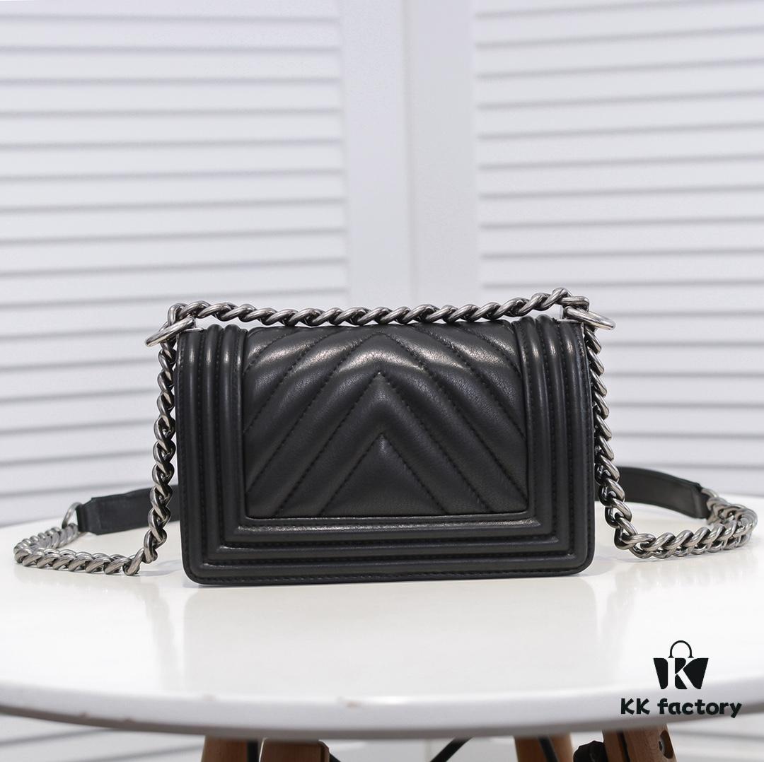 Chanel Crown Lambskin Handbag with Original Hardware - Full Sheepskin with Thickened Electroplated Metal Fittings