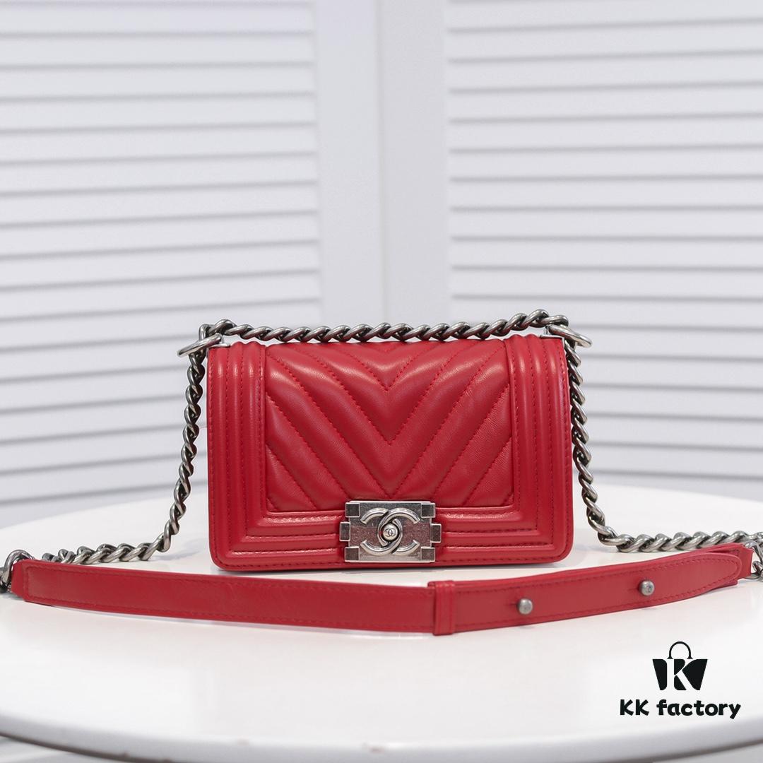 Chanel Crown Lambskin Bag with Full Sheepskin and Original Hardware - Thickened Electroplated Metal Accessories, High-Quality Craftsmanship, Excellent Elasticity and Durability