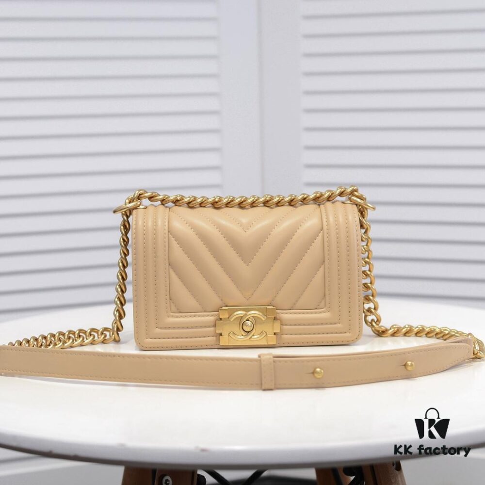 Chanel Crown Lambskin Bag with Original Hardware - Full Sheepskin with Thickened Electroplated Metal Fittings