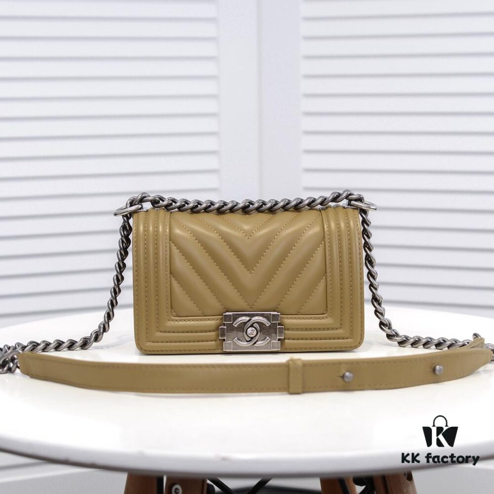 Chanel Crown Lambskin Bag with Original Hardware - Full Sheepskin with Thickened Electroplated Metal Fittings