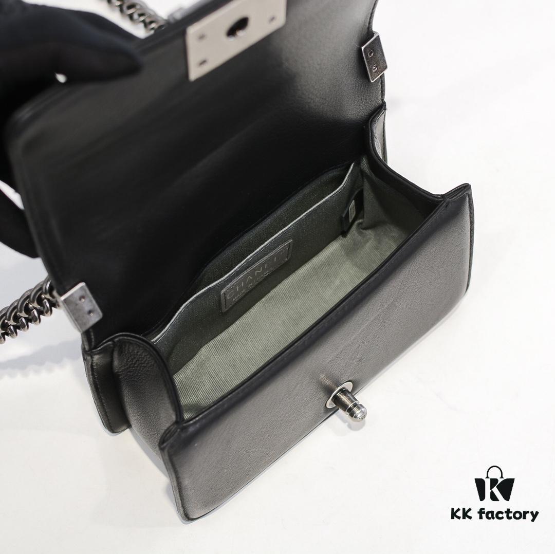 Chanel Crown Lambskin Handbag with Original Hardware - Full Sheepskin with Thickened Electroplated Metal Fittings