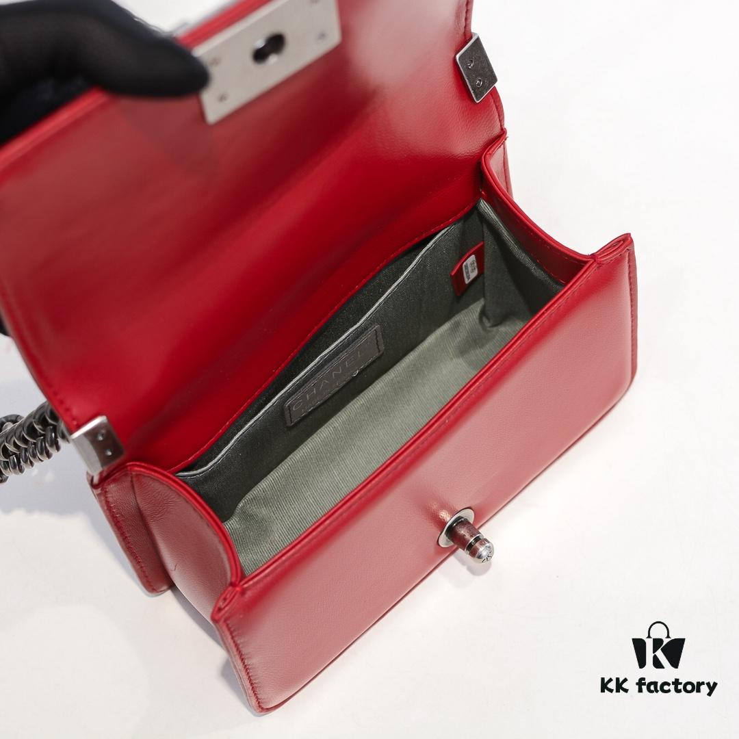 Chanel Crown Lambskin Bag with Full Sheepskin and Original Hardware - Thickened Electroplated Metal Accessories, High-Quality Craftsmanship, Excellent Elasticity and Durability