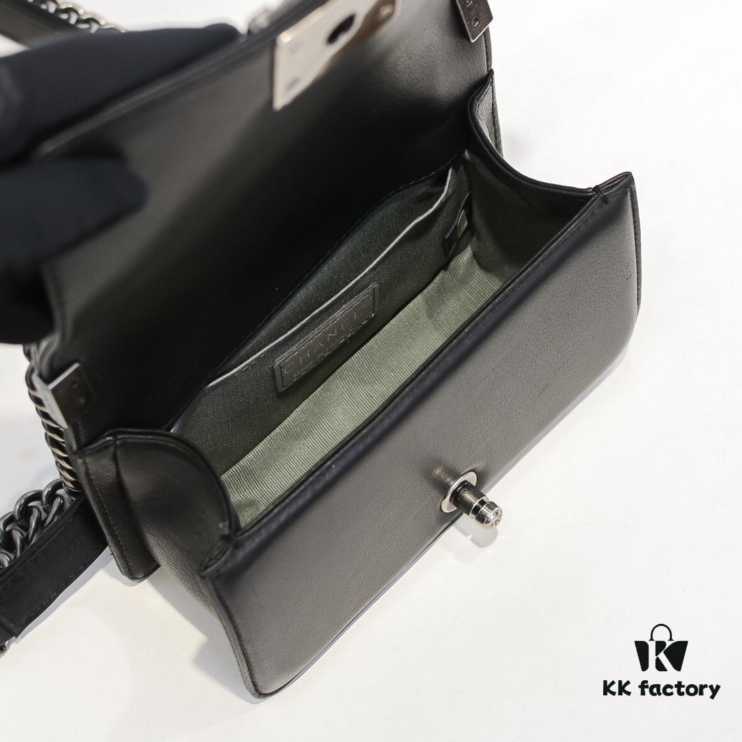 Chanel Genuine Lambskin Handbag with Original Hardware - Premium Quality, Full Lambskin with Thickened Electroplated Metal Fittings