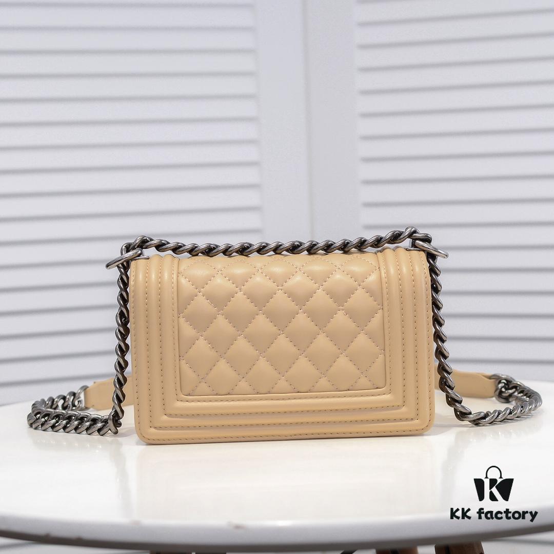 Chanel Crown Lambskin Handbag with Full Sheepskin and Original Hardware, Thickened Electroplated Metal Fittings