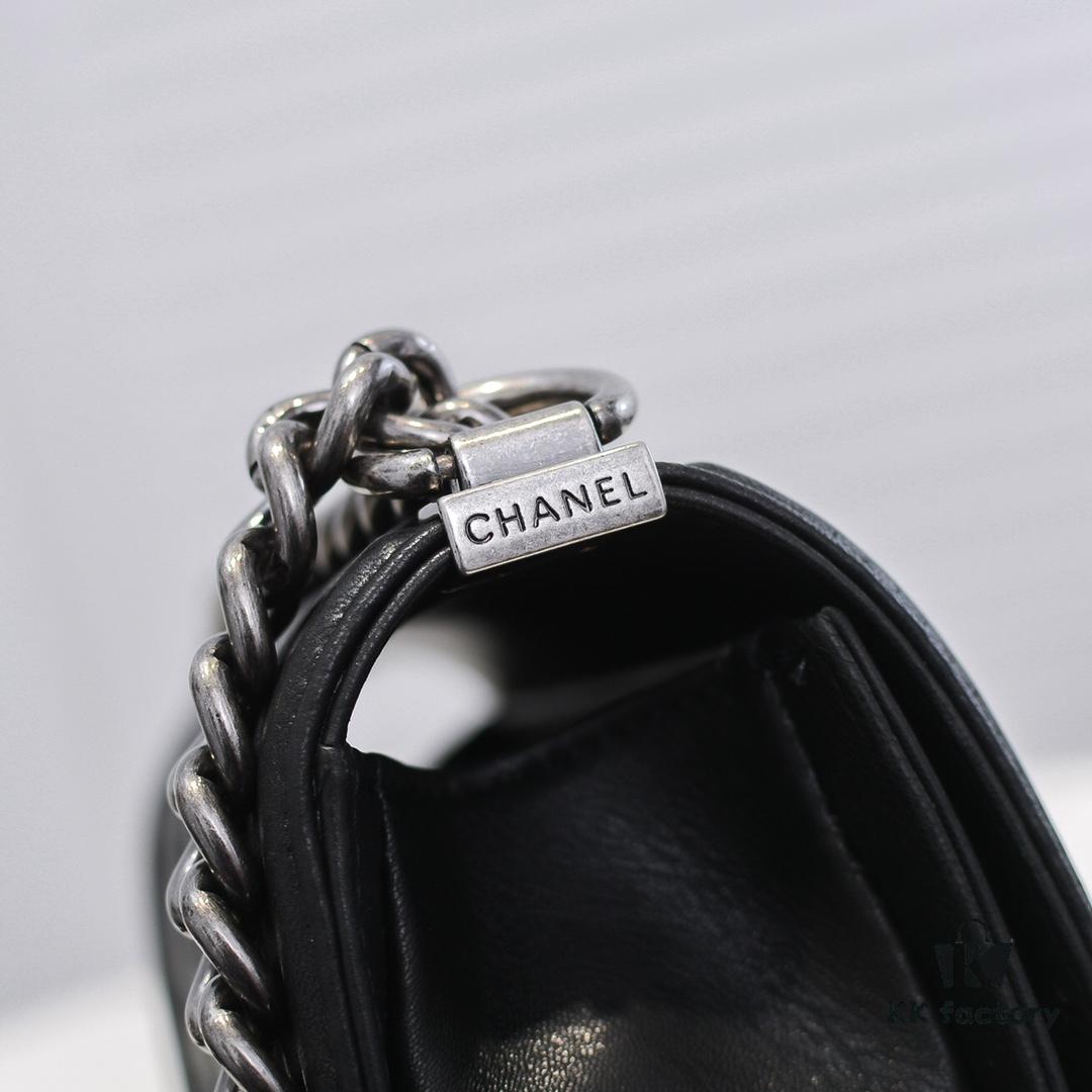 Chanel Genuine Lambskin Handbag with Original Hardware - Premium Quality, Full Lambskin with Thickened Electroplated Metal Fittings