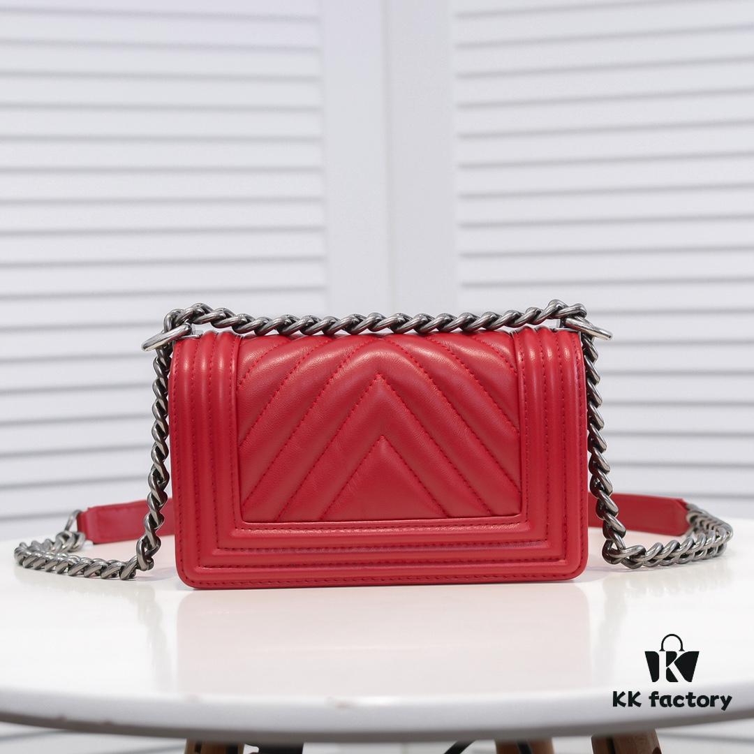 Chanel Crown Lambskin Bag with Full Sheepskin and Original Hardware - Thickened Electroplated Metal Accessories, High-Quality Craftsmanship, Excellent Elasticity and Durability