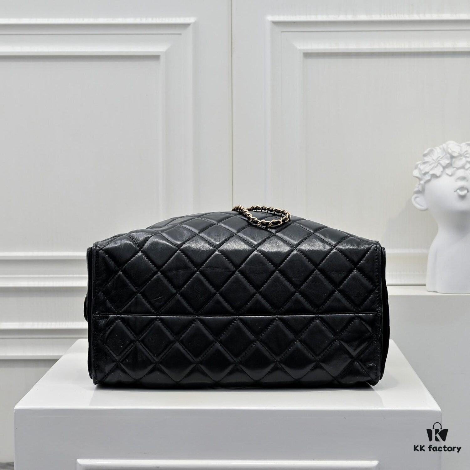 Large Upgraded Chanel 25C Hobo Bag in Oil-Waxed Calfskin - Vintage Gold-Tone Buckle Drawstring Bucket Bag with Quilted Pattern, Retro Black and Gold, Classic Chain Design