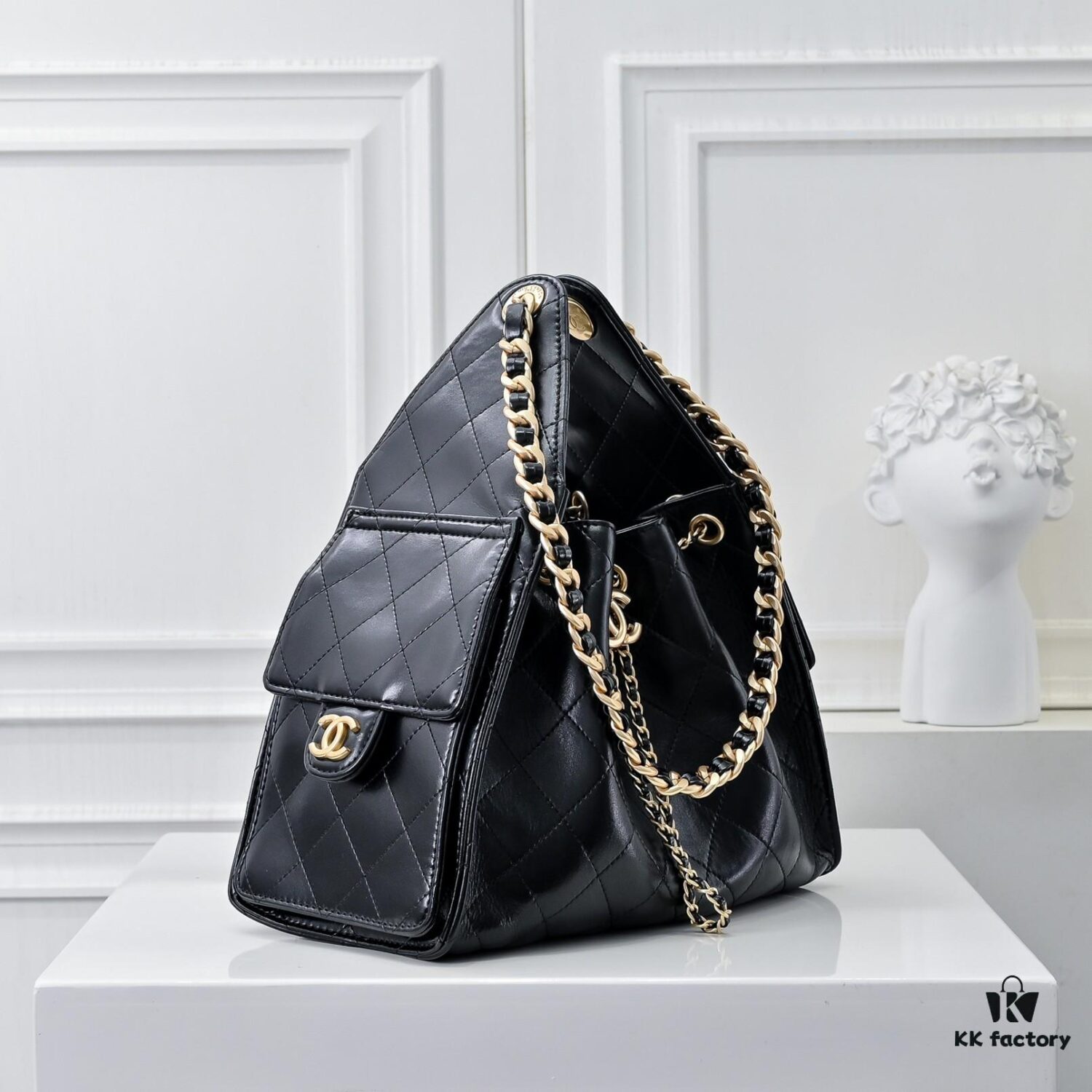 Upgraded Chanel 25C Style Oil-Waxed Leather Hobo Bag, Vintage Coin Buckle Drawstring Bucket Bag with Quilted Pattern, Retro Black and Gold, Classic Chain Design