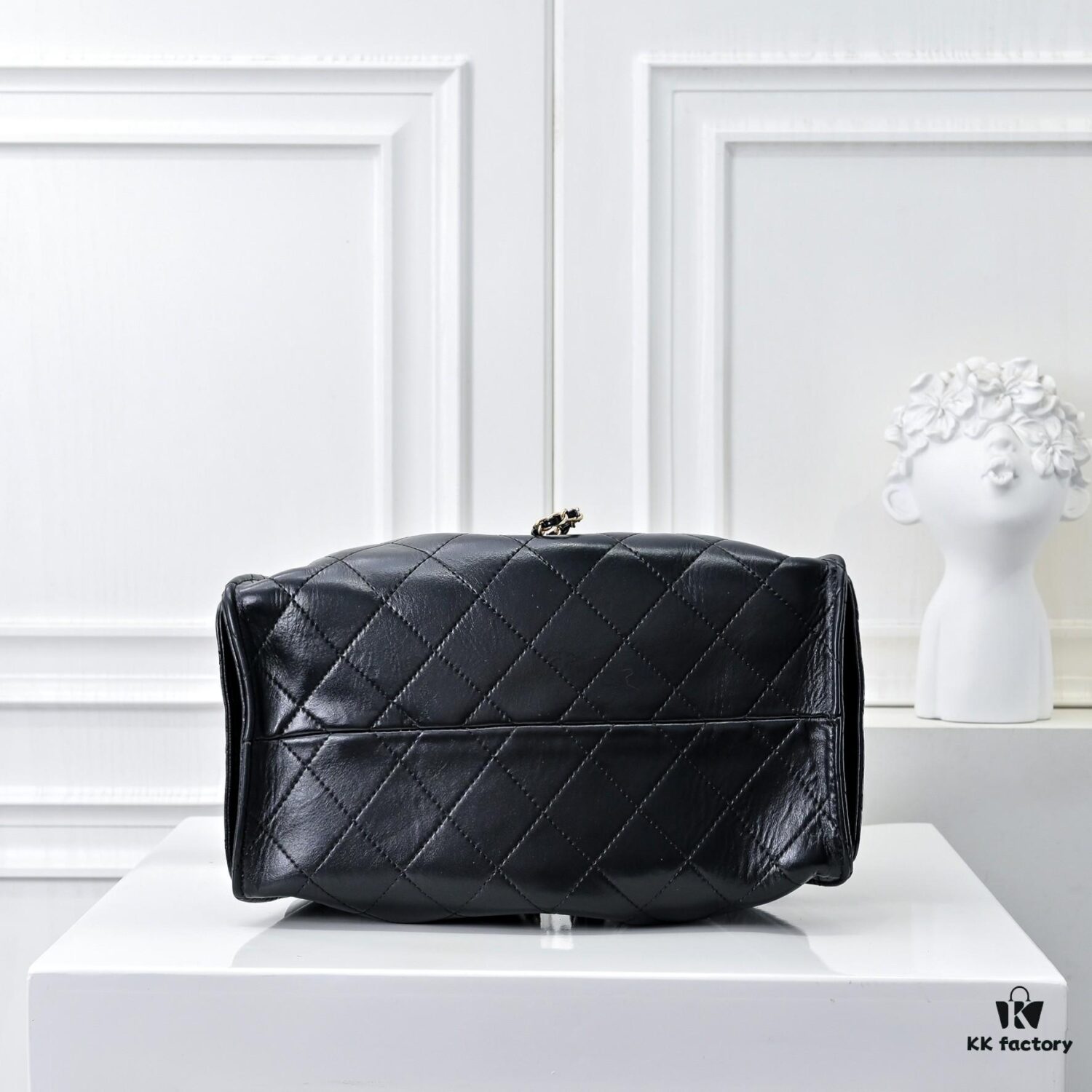 Upgraded Chanel 25C Style Oil-Waxed Leather Hobo Bag, Vintage Coin Buckle Drawstring Bucket Bag with Quilted Pattern, Retro Black and Gold, Classic Chain Design