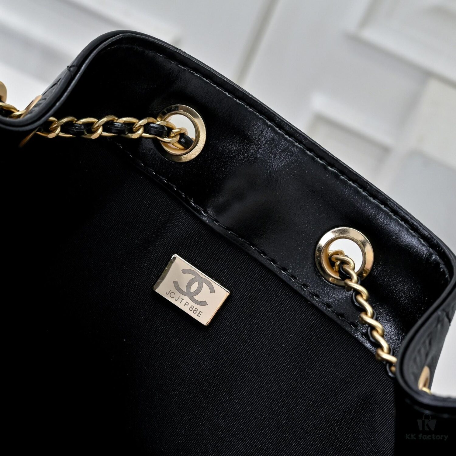 Upgraded Chanel 25C Style Oil-Waxed Leather Hobo Bag, Vintage Coin Buckle Drawstring Bucket Bag with Quilted Pattern, Retro Black and Gold, Classic Chain Design