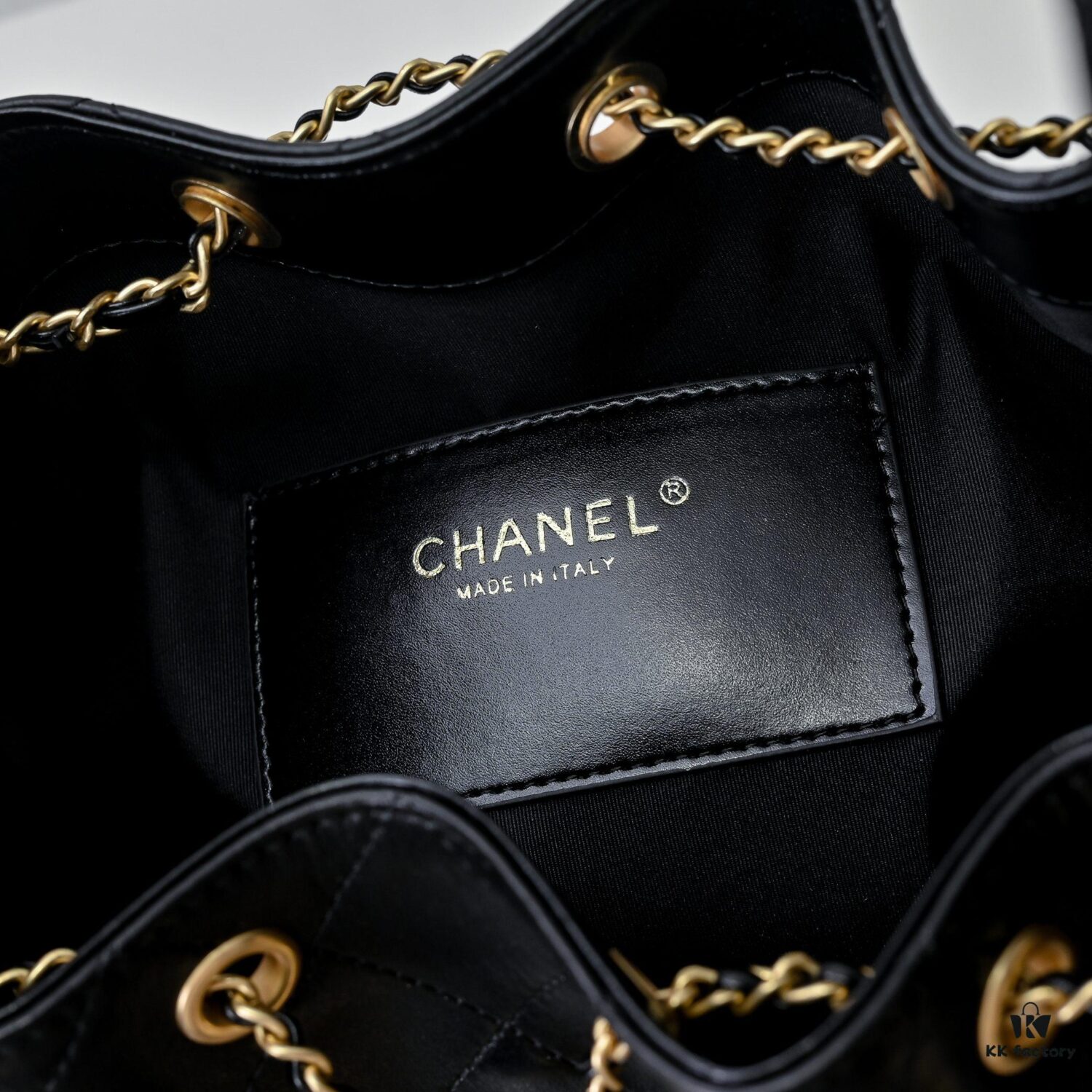 Upgraded Chanel 25C Style Oil-Waxed Leather Hobo Bag, Vintage Coin Buckle Drawstring Bucket Bag with Quilted Pattern, Retro Black and Gold, Classic Chain Design