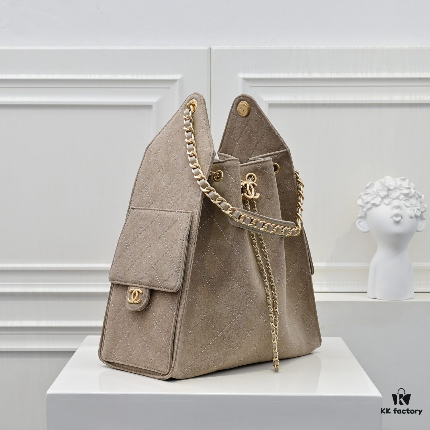 Large Upgraded Chanel 25C Hobo Bag in Suede Cowhide, Vintage Gold-Tone Buckle Drawstring Bucket Bag with Quilted Pattern, Retro Black and Gold, Classic Chain Design