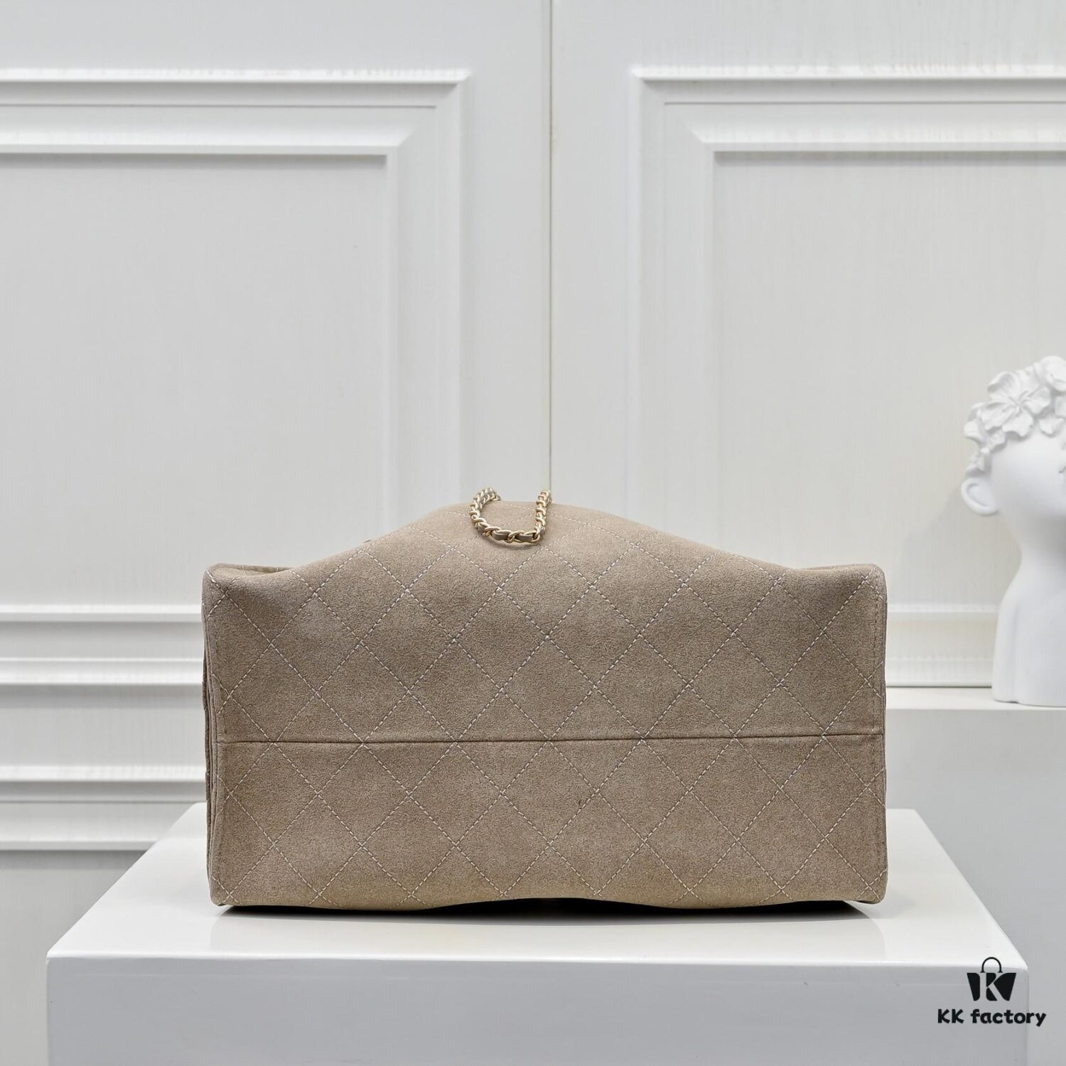 Large Upgraded Chanel 25C Hobo Bag in Suede Cowhide, Vintage Gold-Tone Buckle Drawstring Bucket Bag with Quilted Pattern, Retro Black and Gold, Classic Chain Design