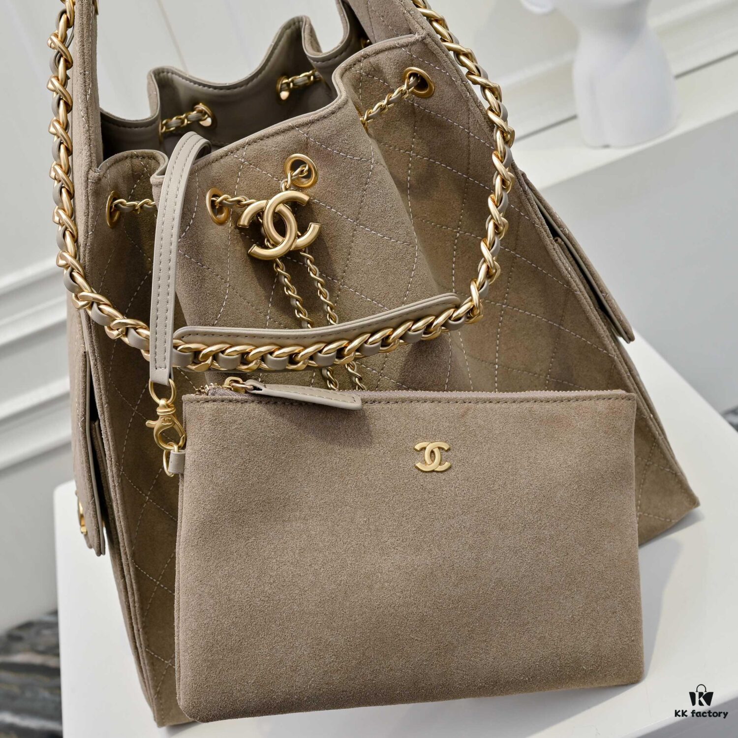 Large Upgraded Chanel 25C Hobo Bag in Suede Cowhide, Vintage Gold-Tone Buckle Drawstring Bucket Bag with Quilted Pattern, Retro Black and Gold, Classic Chain Design