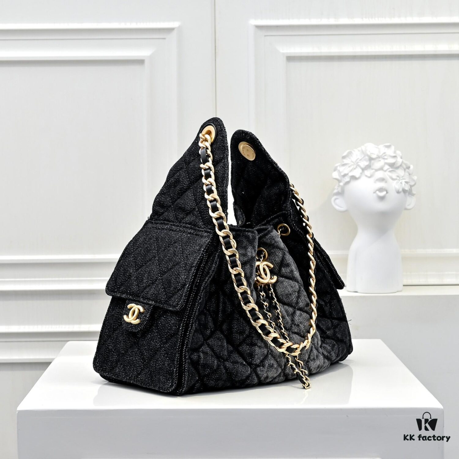 Upgraded Chanel 25C King Bag Washed Gradient Denim Hobo Bag Small Vintage Coin Button Drawstring Bucket Bag with Quilted Pattern and Retro Black-Gold Tone Chain Design