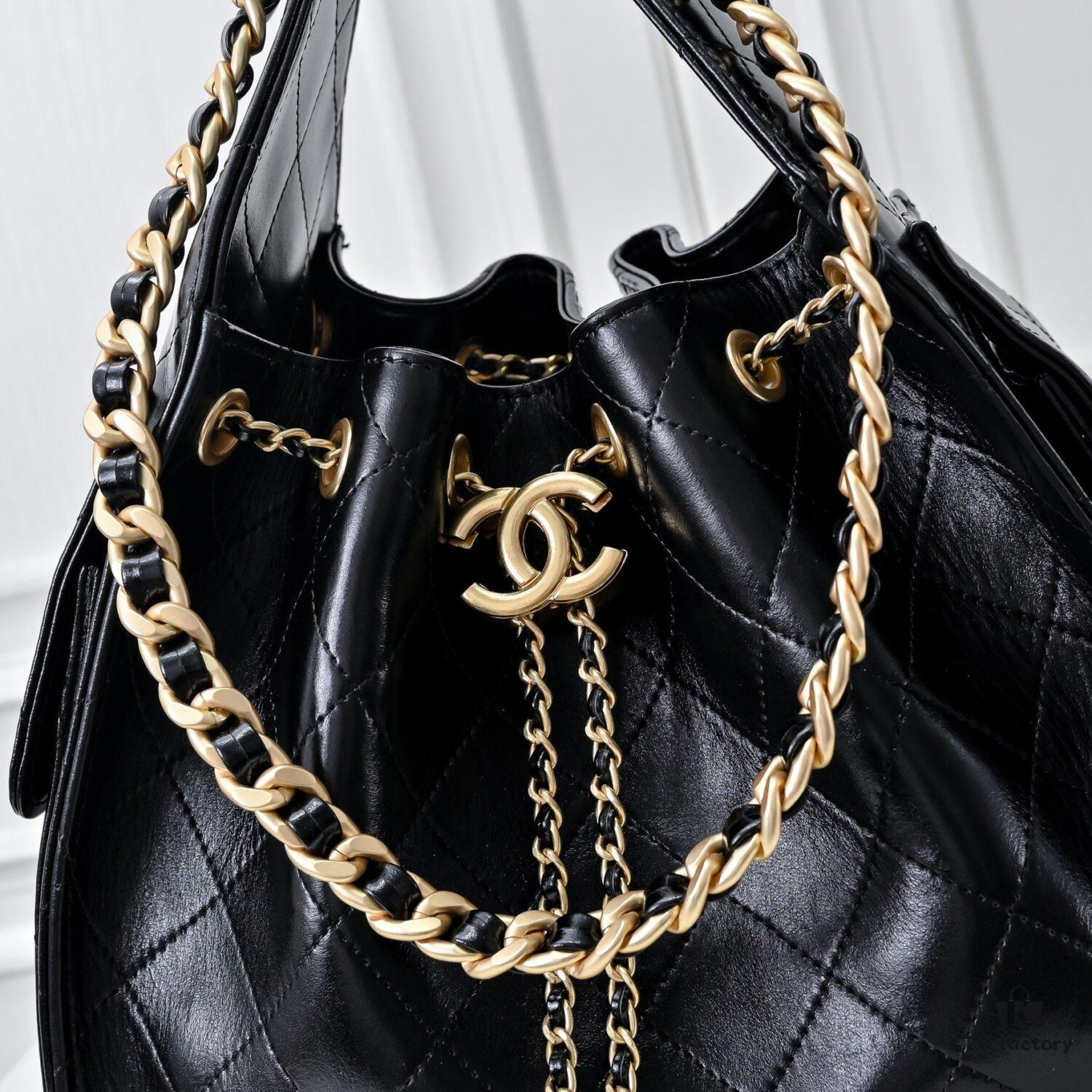 Upgraded Chanel 25C Style Oil-Waxed Leather Hobo Bag, Vintage Coin Buckle Drawstring Bucket Bag with Quilted Pattern, Retro Black and Gold, Classic Chain Design
