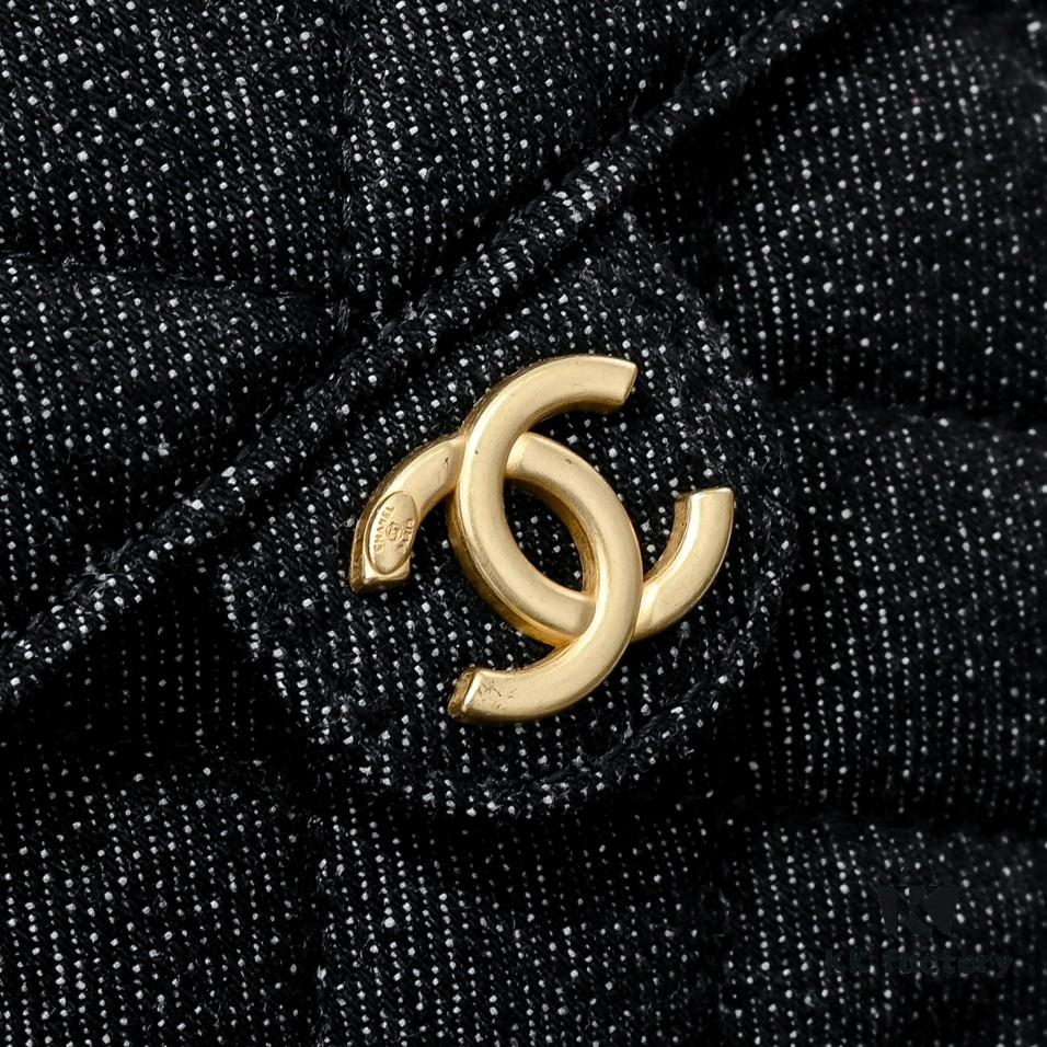 Upgraded Chanel 25C King Bag Washed Gradient Denim Hobo Bag Small Vintage Coin Button Drawstring Bucket Bag with Quilted Pattern and Retro Black-Gold Tone Chain Design