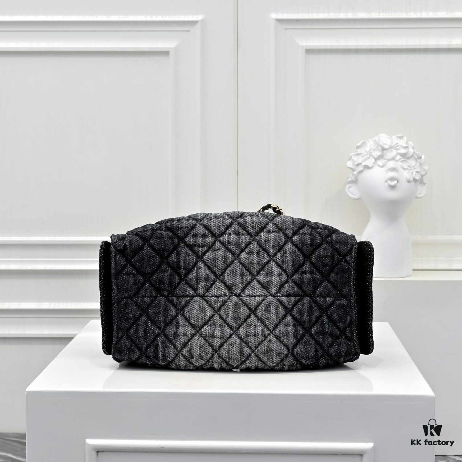 Upgraded Chanel 25C King Bag Washed Gradient Denim Hobo Bag Small Vintage Coin Button Drawstring Bucket Bag with Quilted Pattern and Retro Black-Gold Tone Chain Design