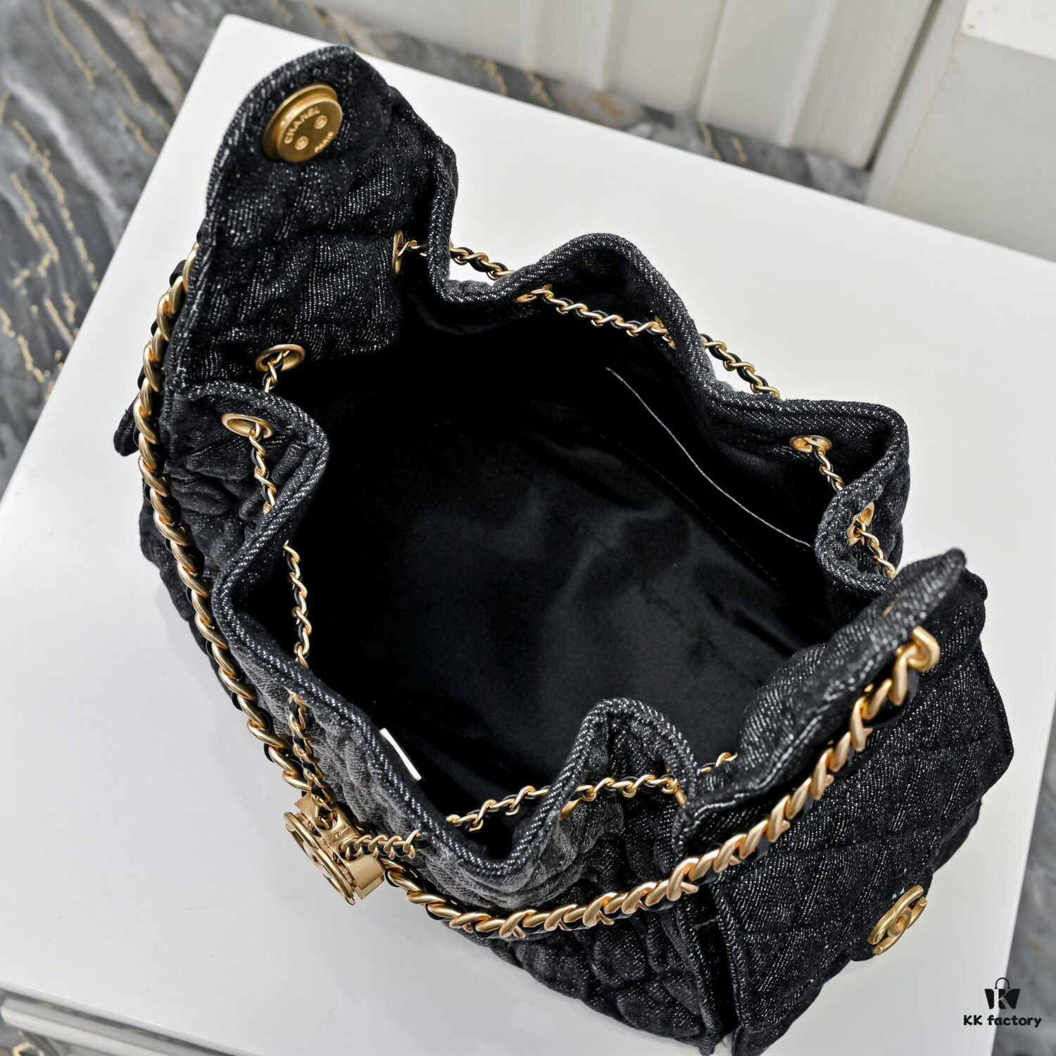 Upgraded Chanel 25C King Bag Washed Gradient Denim Hobo Bag Small Vintage Coin Button Drawstring Bucket Bag with Quilted Pattern and Retro Black-Gold Tone Chain Design