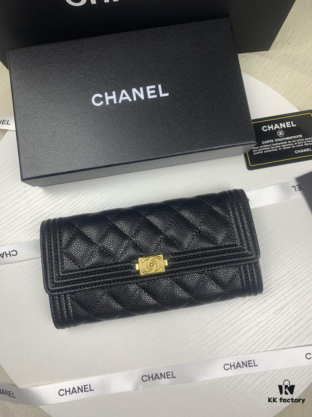 CHANEL Le Boy Long Wallet, Model A80286, Calfskin with Gold-Tone Hardware, Original Quality, Complete Packaging Included! Dimensions: 10.5 x 19 x 3 cm, Color: Quilted Beige with Golden Clasp