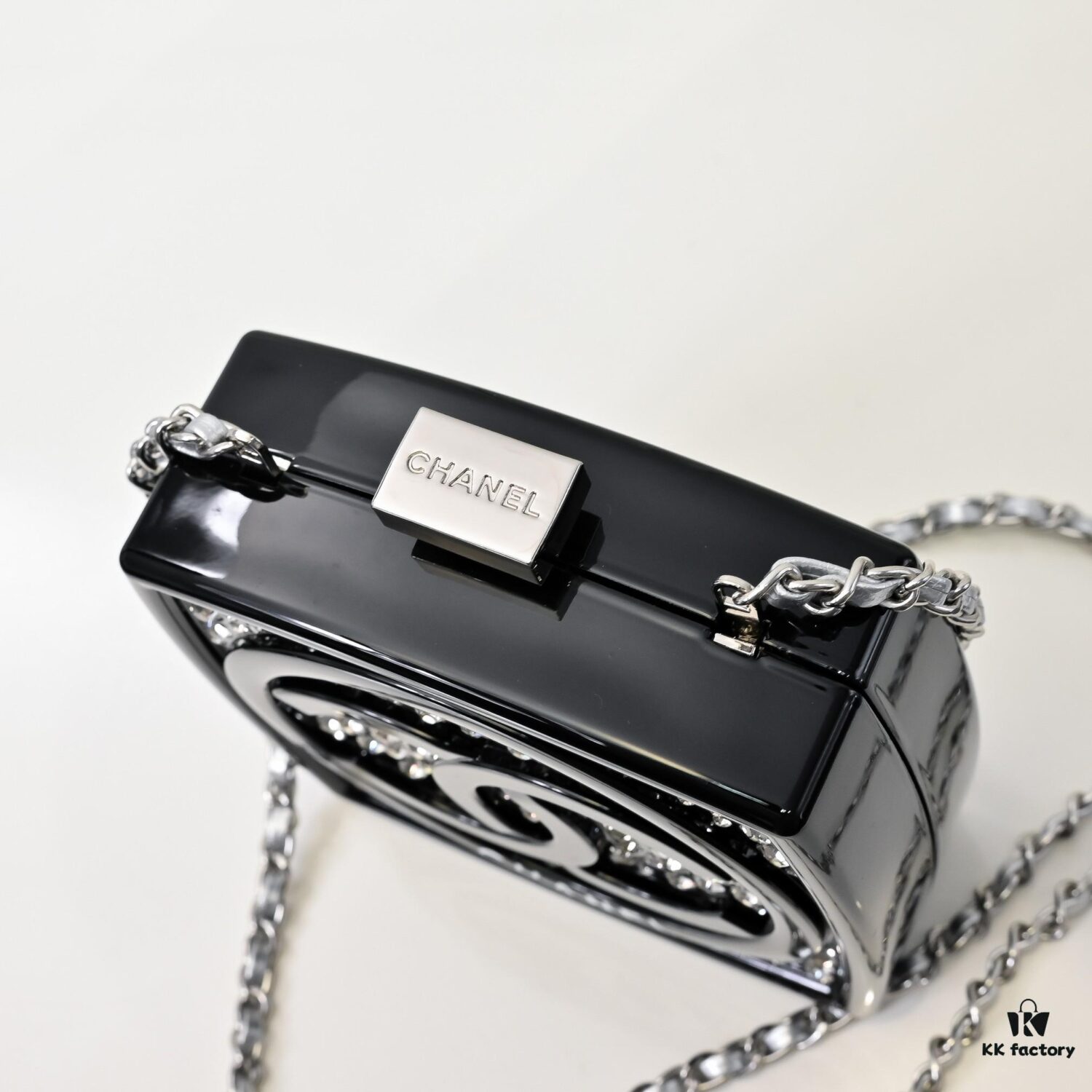 Limited Edition CHANEL Diamond Powder Case - Sparkling and Elegant, A Must-Have Fashion Accessory