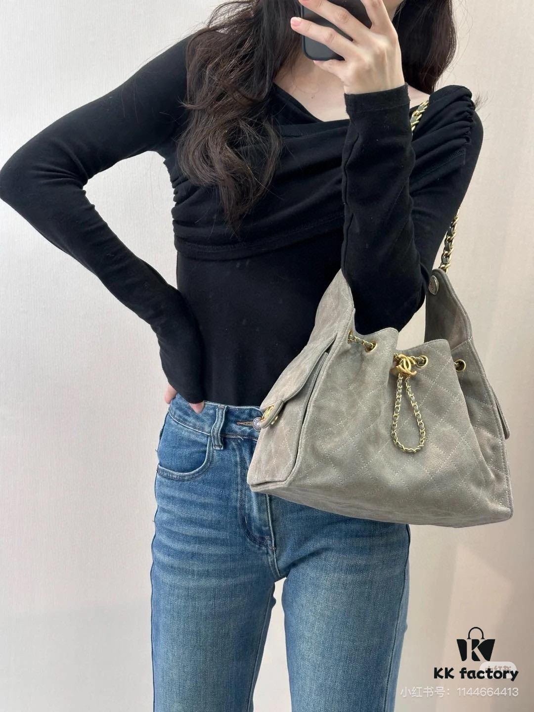 Upgraded Chanel 25C Style Hobo Bag in Quilted Calf Leather – Vintage Gold Buckle Drawstring Bucket Bag with Diamond Stitching and Retro Black-Gold Accents