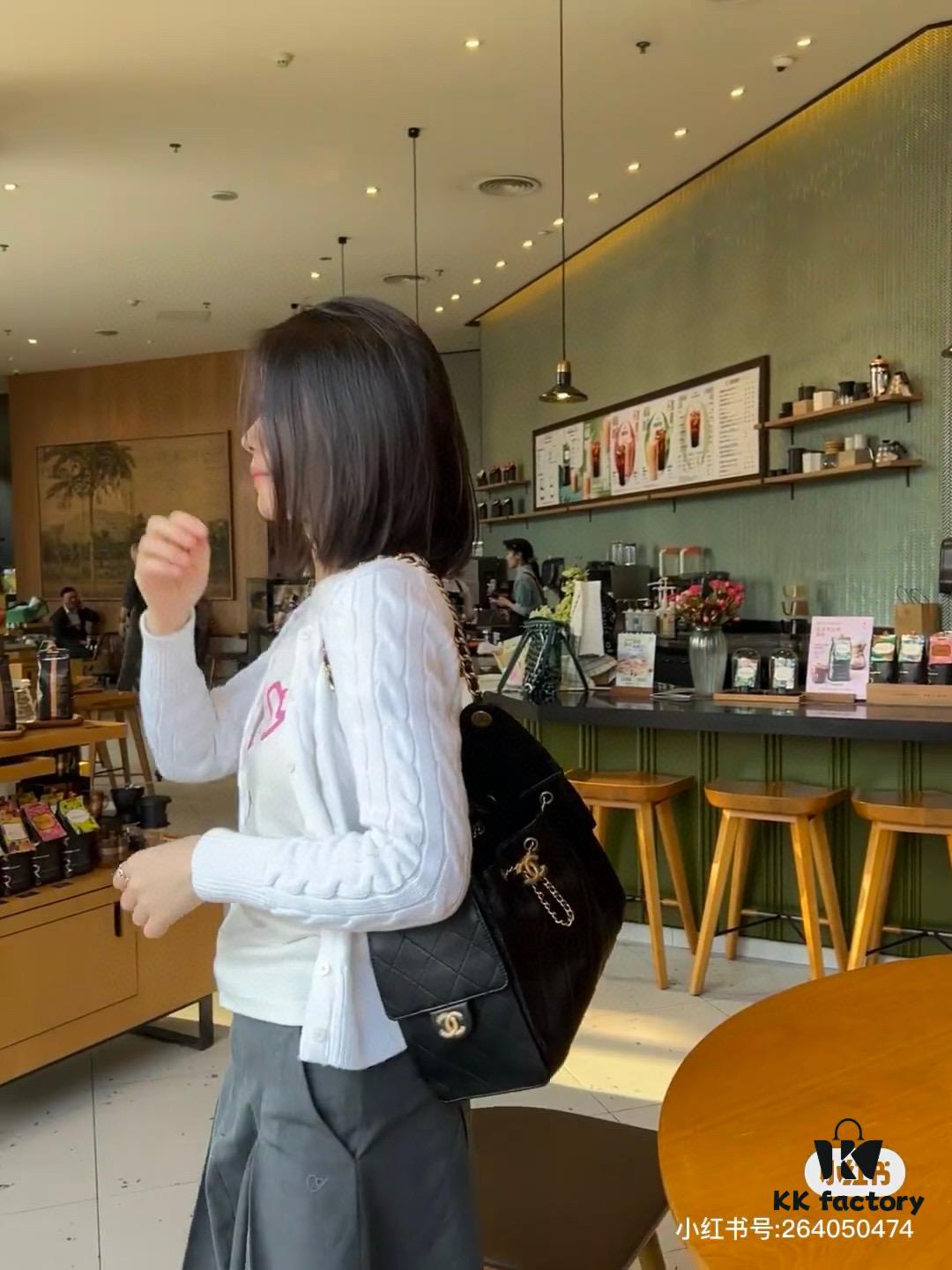 Upgraded Chanel 25C Style Hobo Bag in Quilted Calf Leather – Vintage Gold Buckle Drawstring Bucket Bag with Diamond Stitching and Retro Black-Gold Accents