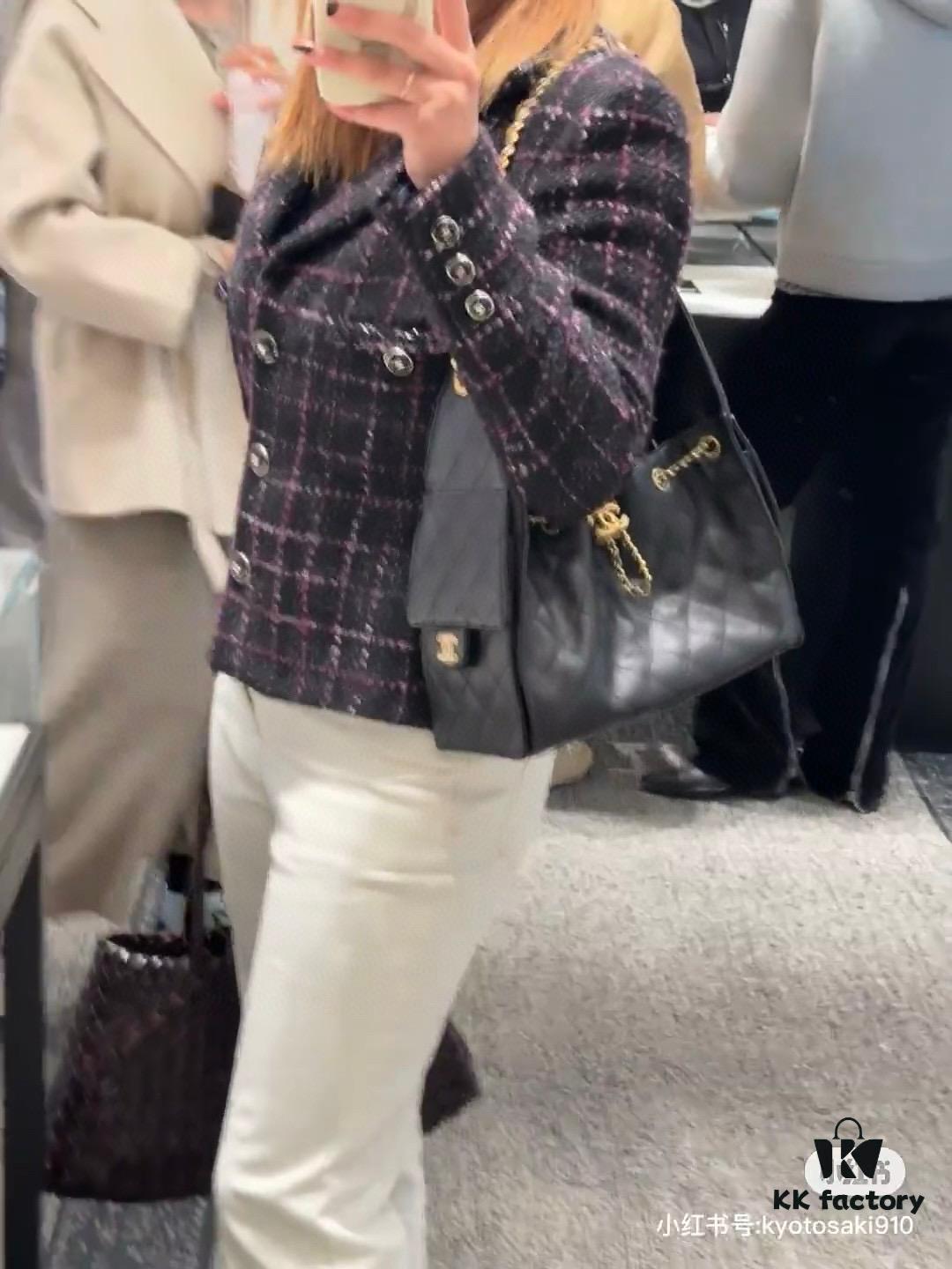 Upgraded Chanel 25C Style Hobo Bag in Quilted Calf Leather – Vintage Gold Buckle Drawstring Bucket Bag with Diamond Stitching and Retro Black-Gold Accents