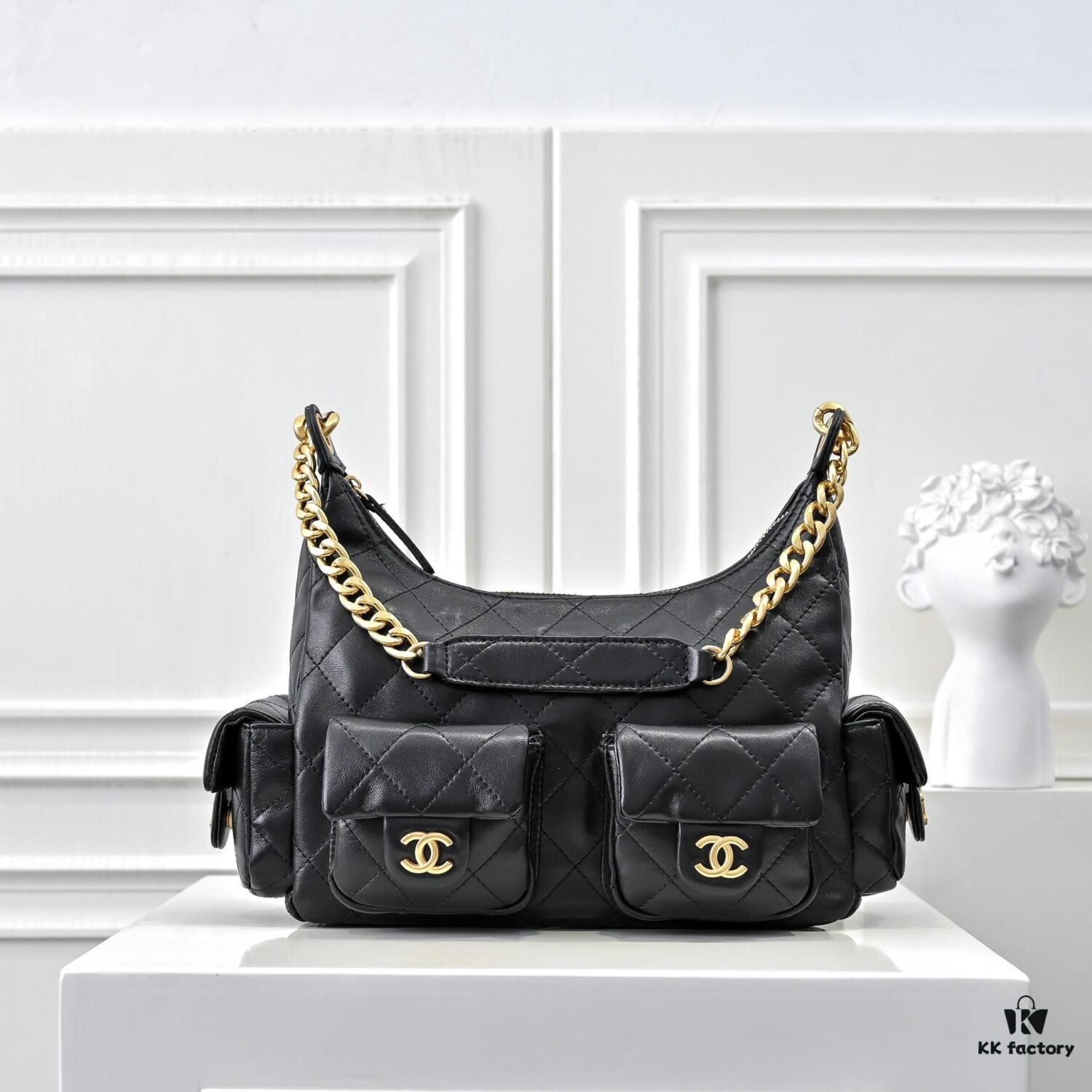 CHANEL 25C New Arrival – Lightweight and Stylish Lambskin Shoulder Bag with Chunky Chain