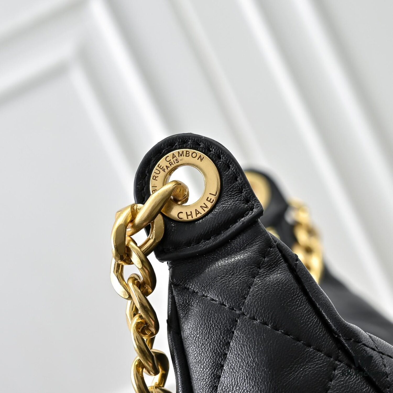 CHANEL 25C New Arrival – Lightweight and Stylish Lambskin Shoulder Bag with Chunky Chain