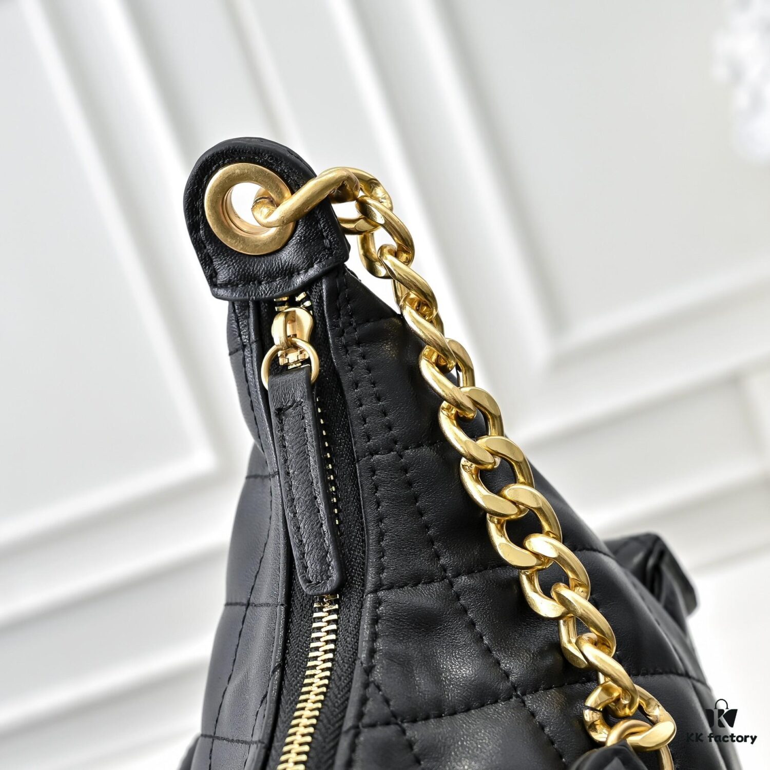 CHANEL 25C New Arrival – Lightweight and Stylish Lambskin Shoulder Bag with Chunky Chain