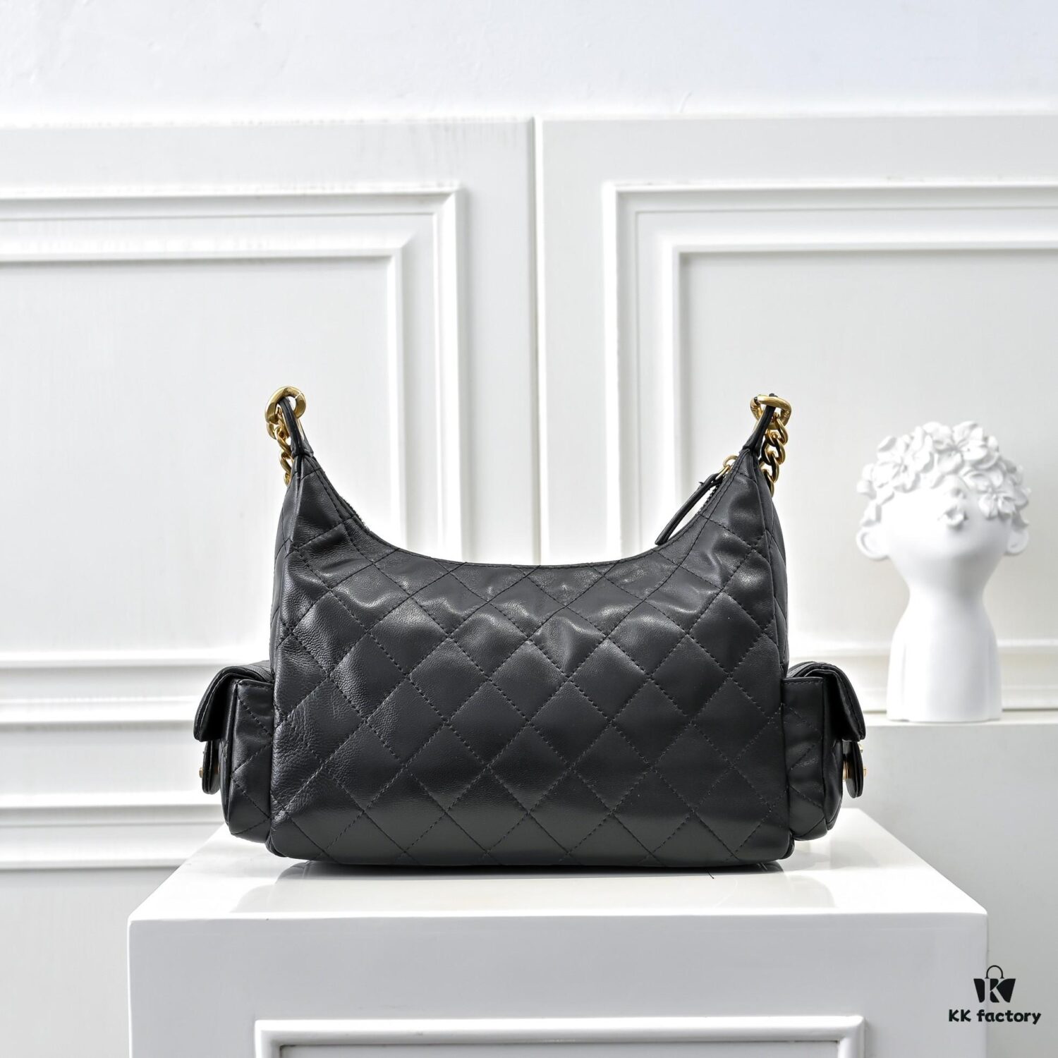 CHANEL 25C New Arrival – Lightweight and Stylish Lambskin Shoulder Bag with Chunky Chain