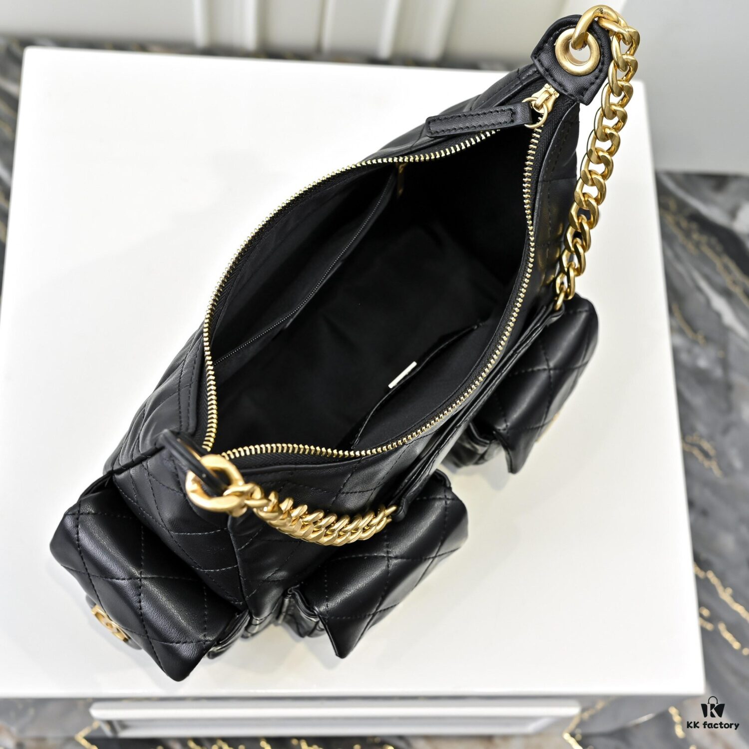CHANEL 25C New Arrival – Lightweight and Stylish Lambskin Shoulder Bag with Chunky Chain