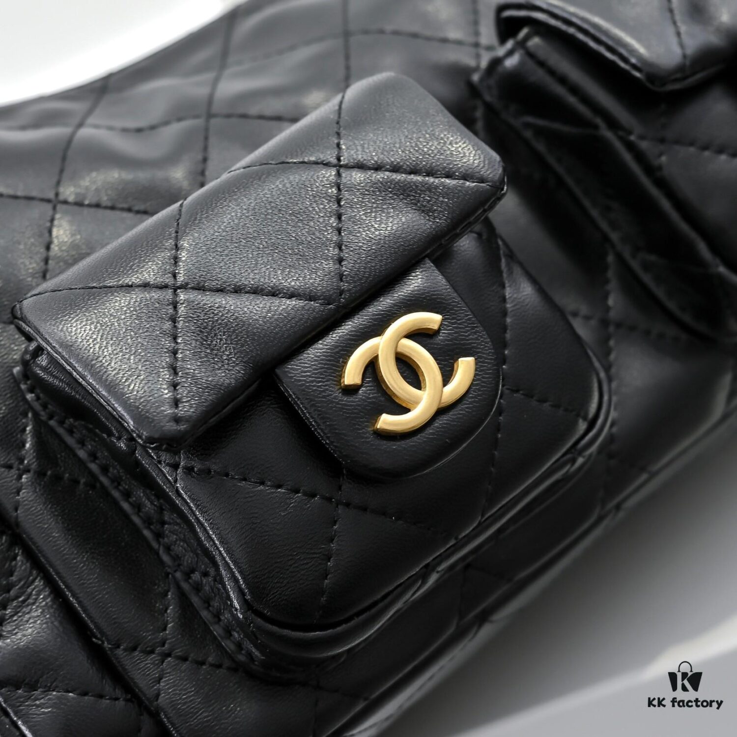 CHANEL 25C New Arrival – Lightweight and Stylish Lambskin Shoulder Bag with Chunky Chain