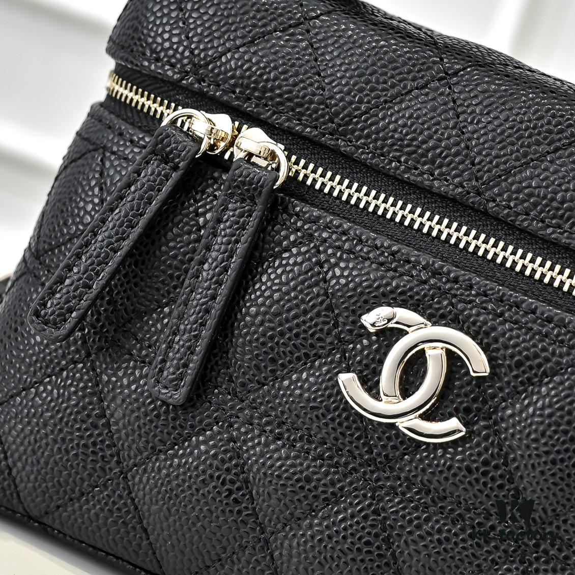 Chanel 25C Spring/Summer New Lunchbox Bag, Calfskin with Metal Chain Design, Double C Logo, Compact Size Fits Phone and Daily Essentials