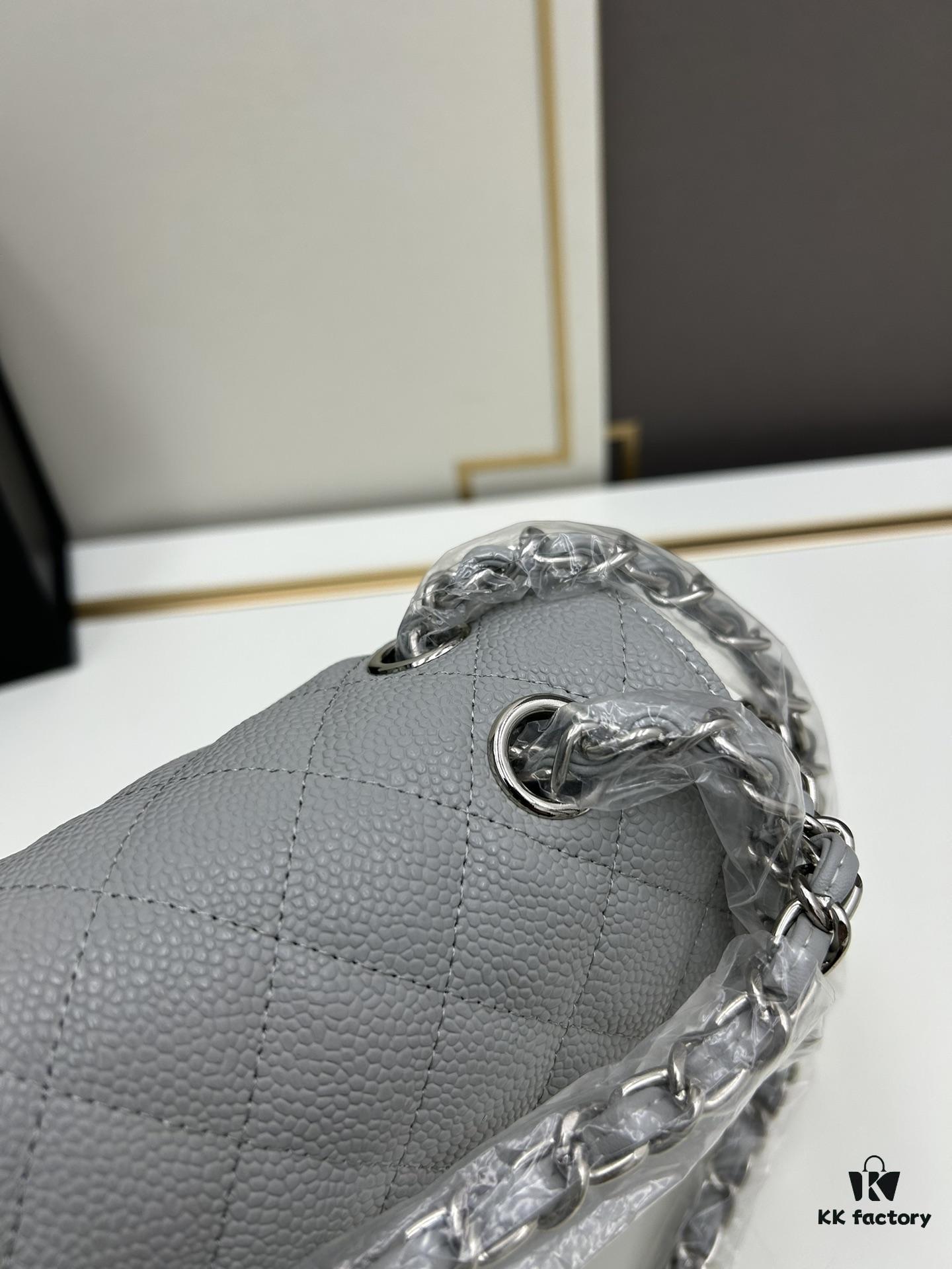 Chanel Classic CF1112 Calfskin Quilting Texture, Electroplated Hardware with Special Glaze Coating for Long-Lasting Color Retention, Genuine Leather Gold Buckle