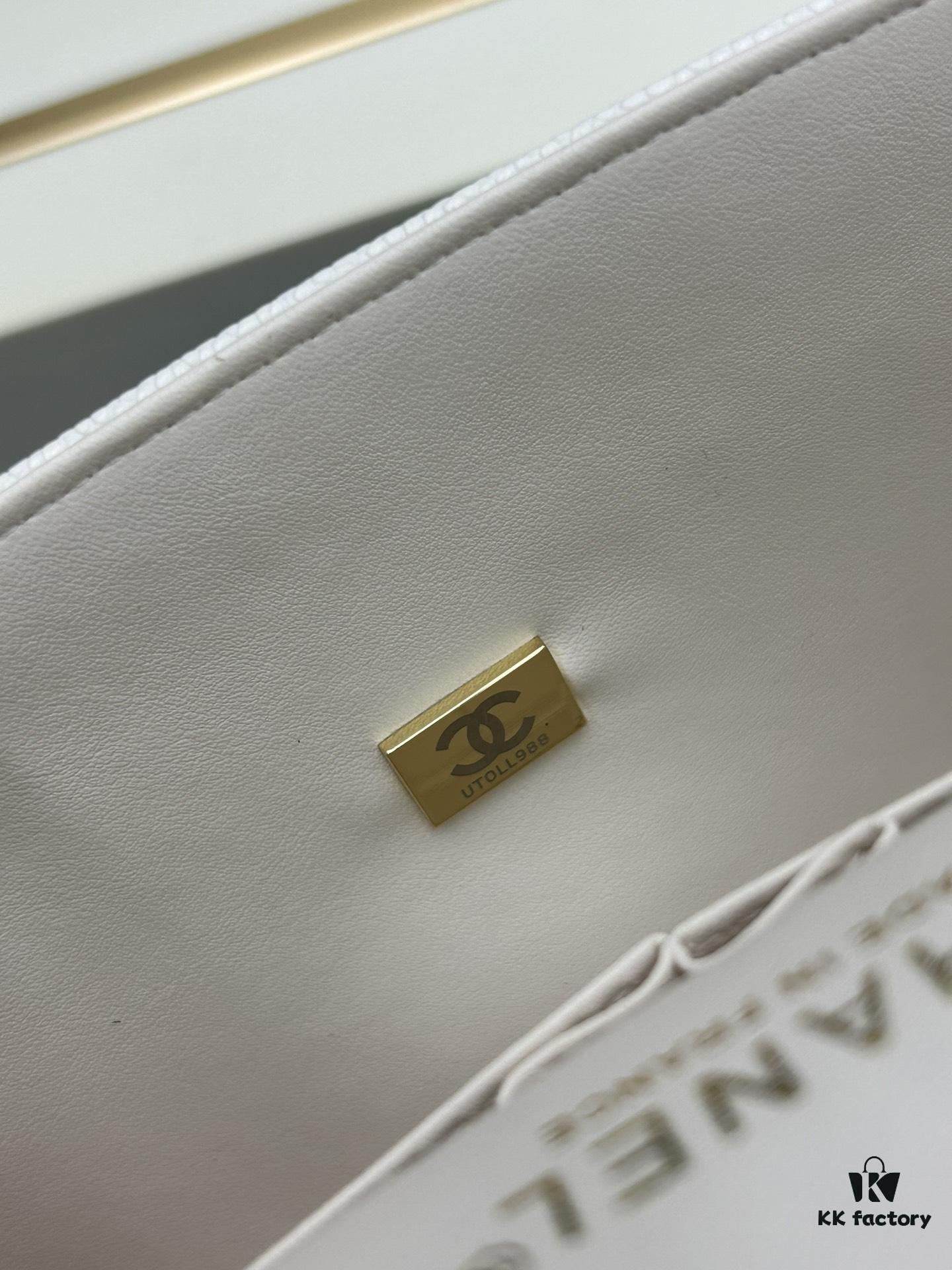 Chanel Classic CF1112 Calfskin Grain Texture, Electroplated Hardware with Special Glazing Treatment for Long-Lasting Color Retention, Genuine Leather Gold Buckle