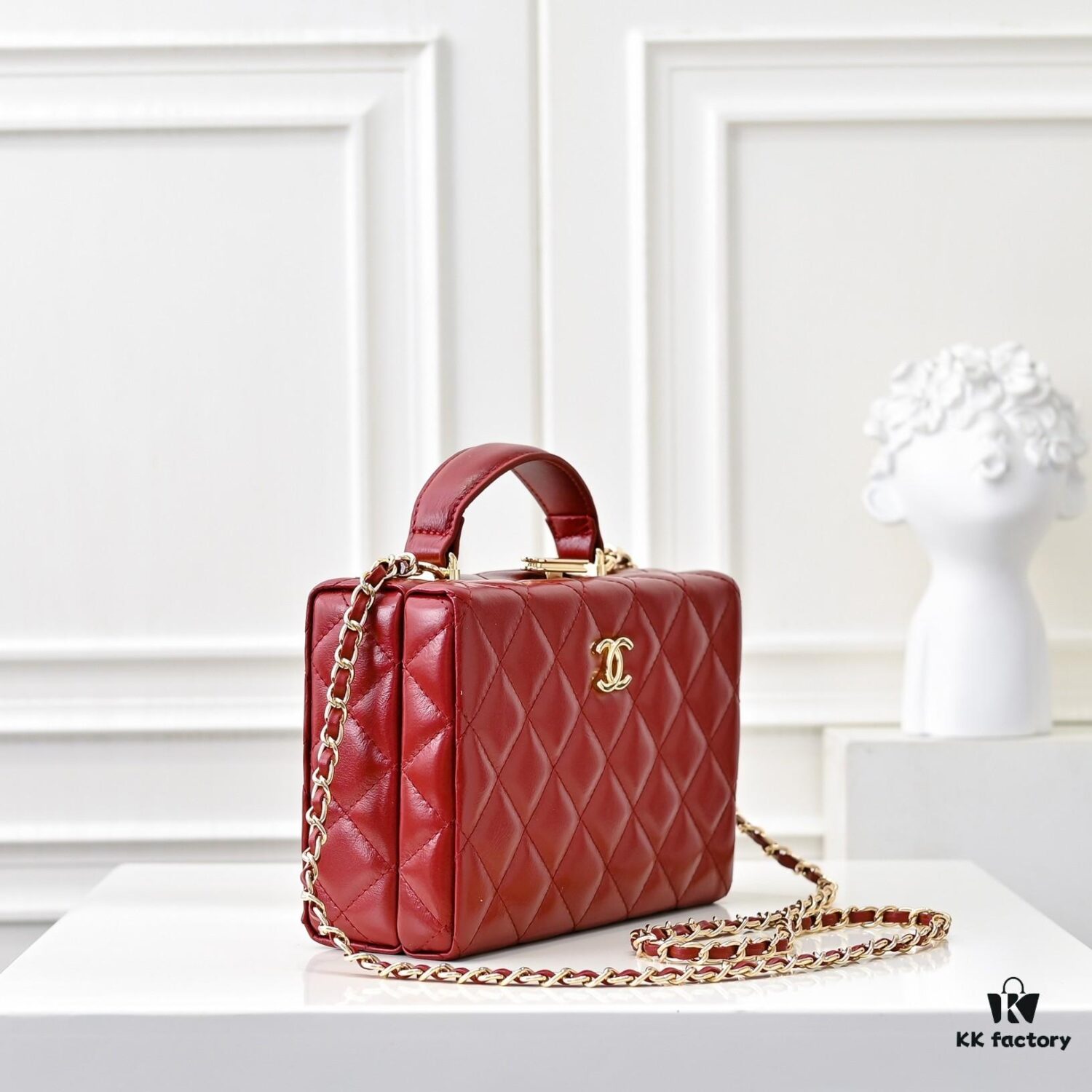 CHANEL 24K Makeup Pouch, Luxurious and Stylish, Top-Grain Leather with Durable Gold Chain, Double C Logo, Elegant and Practical Accessory