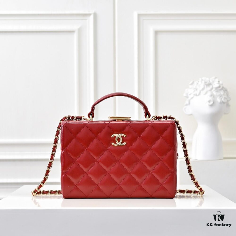 CHANEL 24K Makeup Pouch, Luxurious and Stylish, Top-Grain Leather with Durable Gold Chain, Double C Logo, Elegant and Practical Accessory