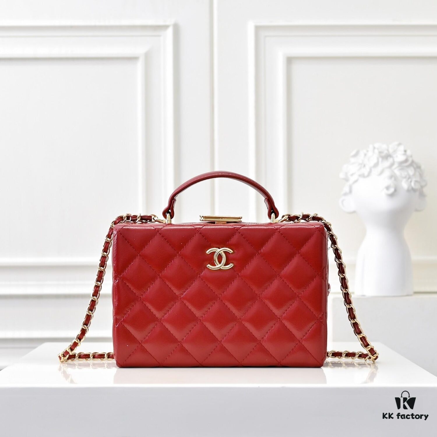 CHANEL 24K Makeup Pouch, Luxurious and Stylish, Top-Grain Leather with Durable Gold Chain, Double C Logo, Elegant and Practical Accessory