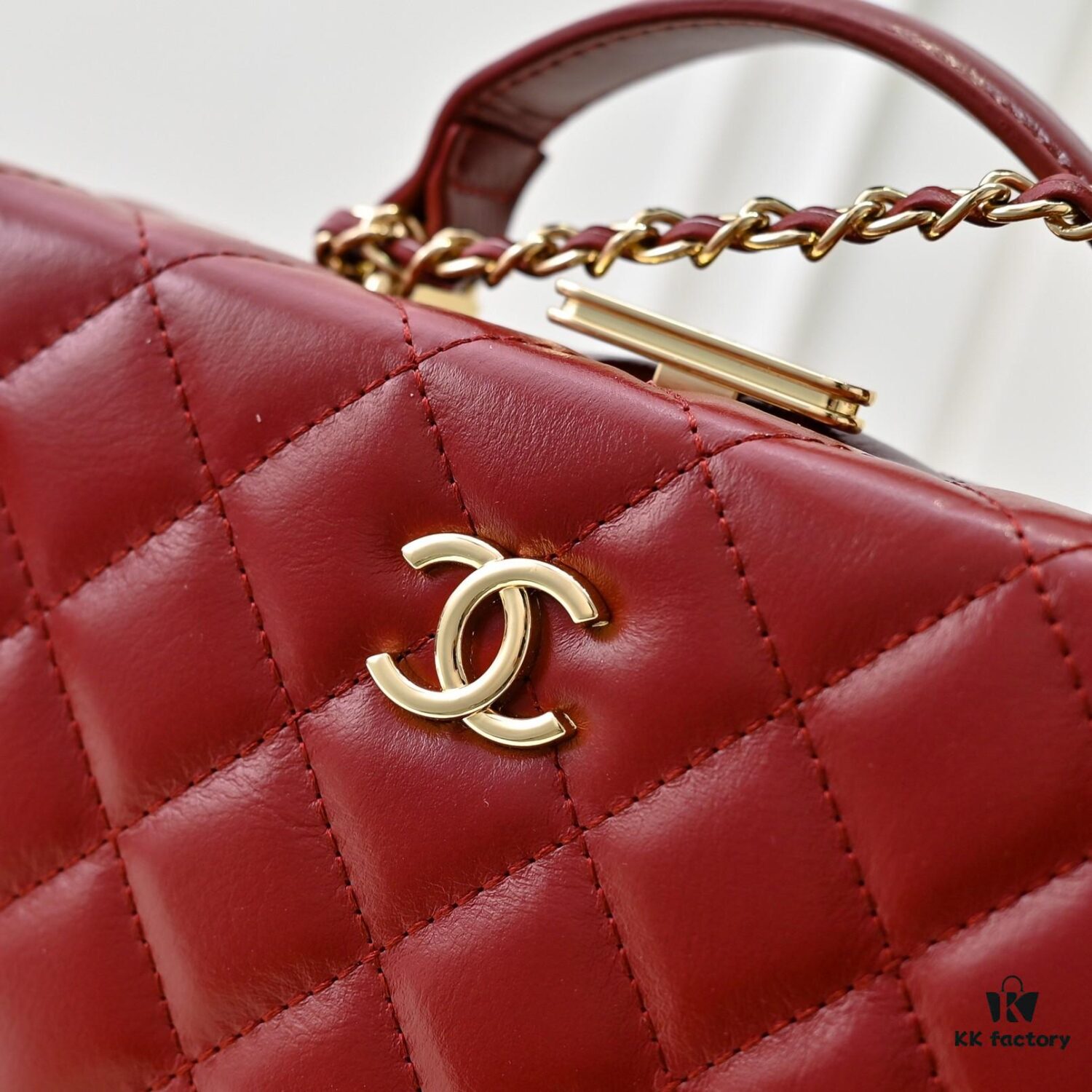 CHANEL 24K Makeup Pouch, Luxurious and Stylish, Top-Grain Leather with Durable Gold Chain, Double C Logo, Elegant and Practical Accessory