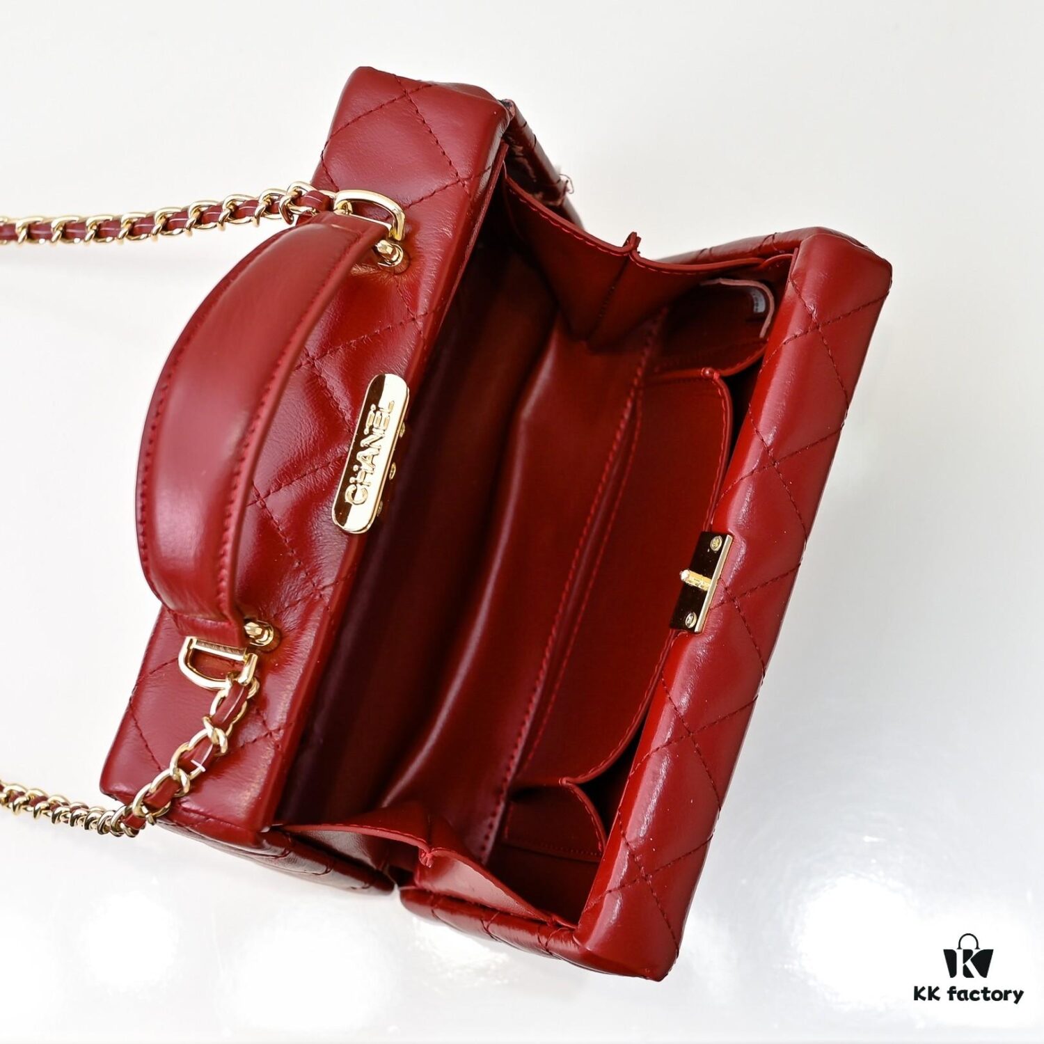 CHANEL 24K Makeup Pouch, Luxurious and Stylish, Top-Grain Leather with Durable Gold Chain, Double C Logo, Elegant and Practical Accessory