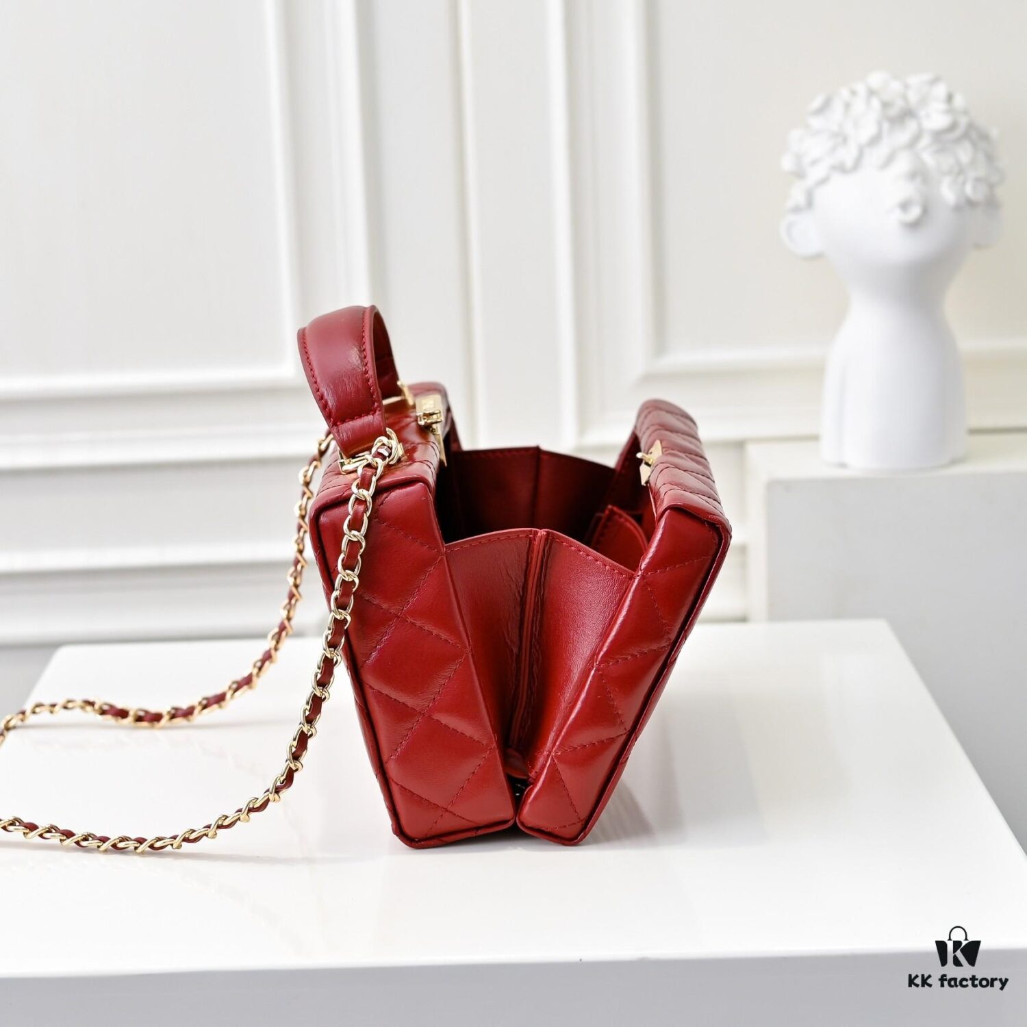 CHANEL 24K Makeup Pouch, Luxurious and Stylish, Top-Grain Leather with Durable Gold Chain, Double C Logo, Elegant and Practical Accessory