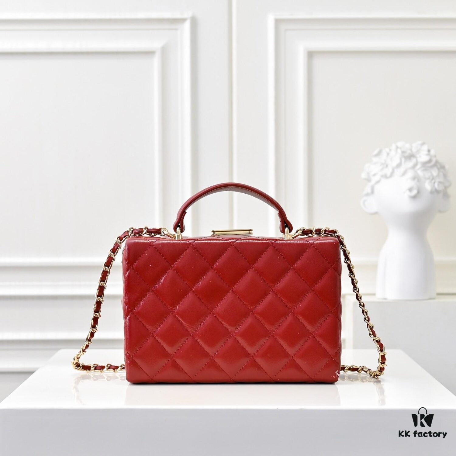 CHANEL 24K Makeup Pouch, Luxurious and Stylish, Top-Grain Leather with Durable Gold Chain, Double C Logo, Elegant and Practical Accessory